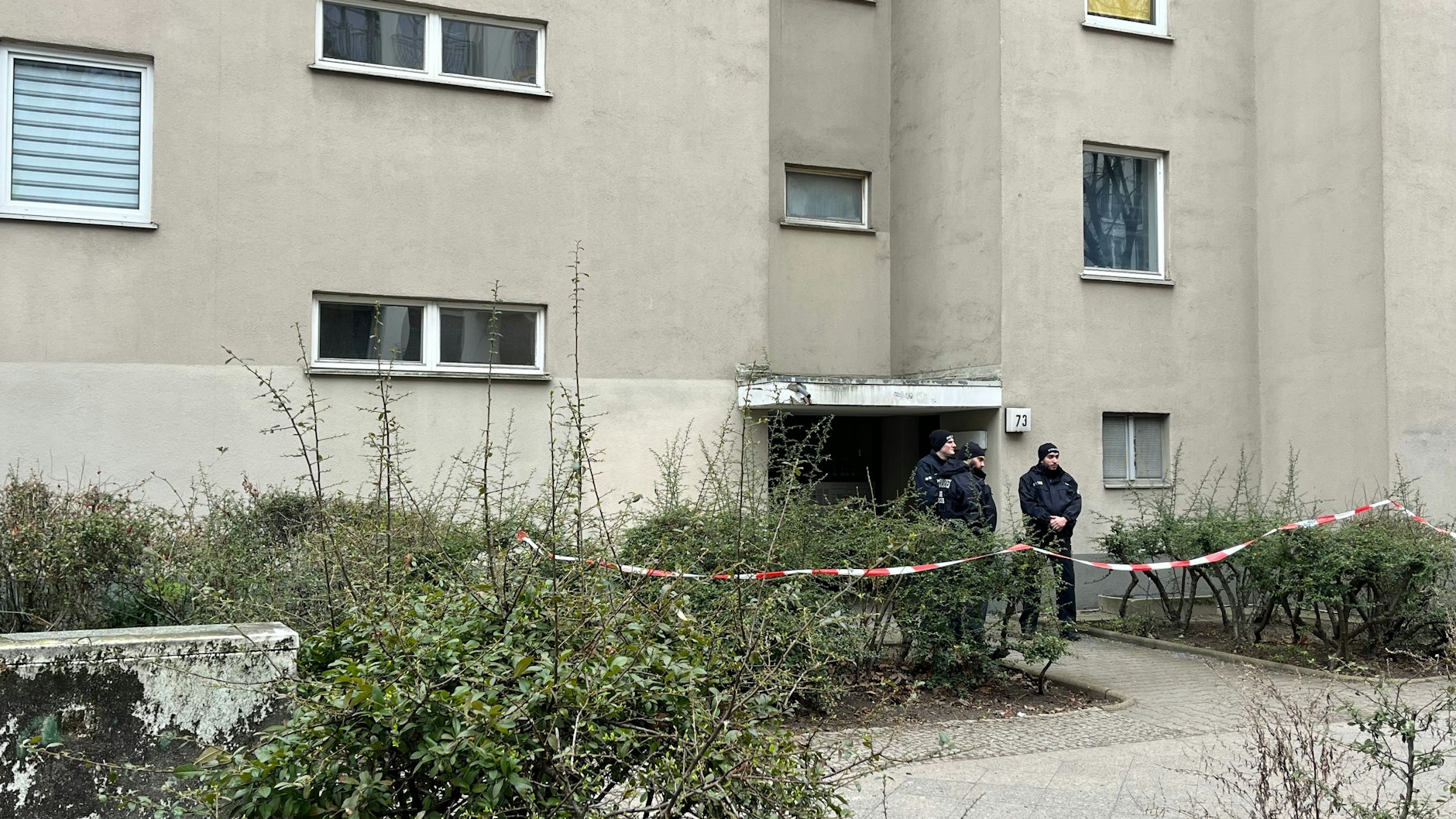 Das Wohnhaus von Daniela Klette in der Kreuzberger Sebastianstraße am Dienstagnachmittag. Polizisten sperren den Eingang teilweise ab, Ermittler gehen ein und aus.