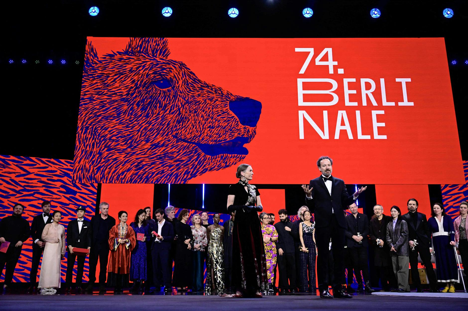 Das Leitungsduo der Berlinale, Mariette Rissenbeek und Carlo Chatrian, bei der Preisverleihung des Festivals.