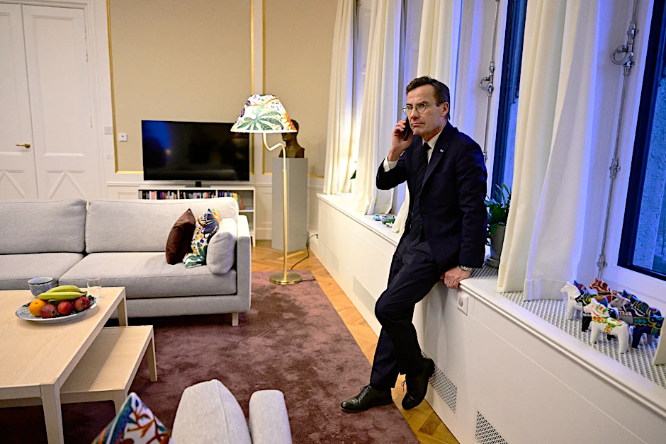 dpatopbilder - Ulf Kristersson, Ministerpräsident von Schweden, telefoniert, als er  im Regierungssitz in Stockholm die Information erhält, dass das ungarische Parlament für die Ratifizierung des schwedischen NATO-Beitritts gestimmt hat.  /dpa