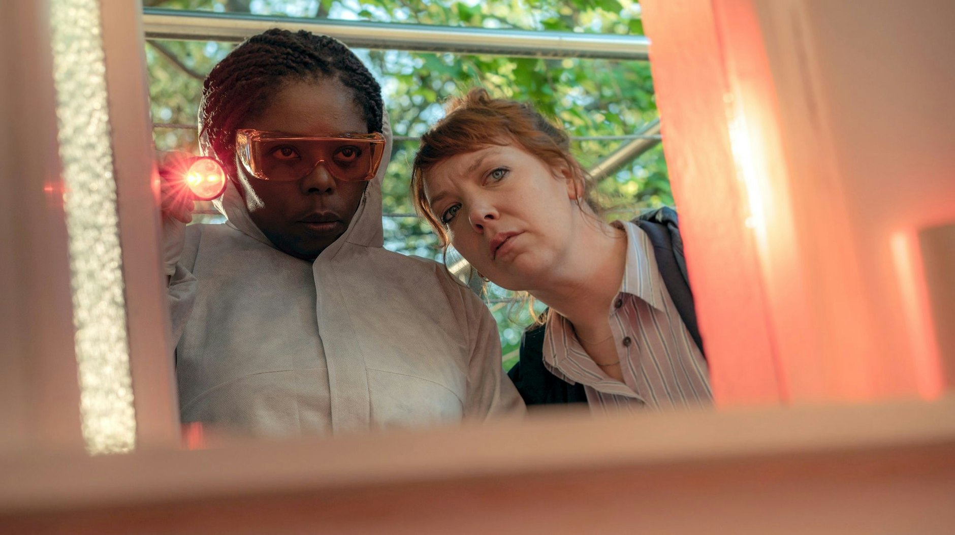 ARD/NDR POLIZEIRUF 110: DIEBE, am Sonntag (25.02.24) um 20:15 Uhr im ERSTEN.
Der Einstieg ins Haus ist merkwürdig klein.. Maria (Dela Dabulamanzi) und Melly Böwe (Lina Beckmann) stellen Spekulationen über die Einbrecher an.
© , honorarfrei - Verwendung gemäß der AGB im engen inhaltlichen, redaktionellen Zusammenhang mit genannter NDR-Sendung und bei Nennung "Bild: NDR/Christine Schroeder" (S2). NDR Presse und Information/Fotoredaktion, Tel: 040/4156-2333 oder -2305, pressefoto@ndr.de