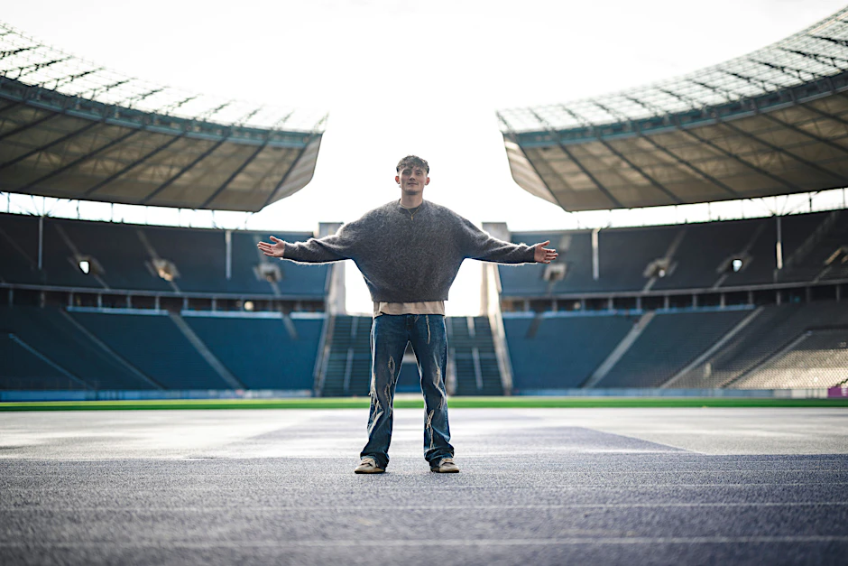Fabian Reese von Hertha BSC bei seiner Vertragsverlängerung bis 2028 am 22. Februar 2024 in Berlin, Deutschland