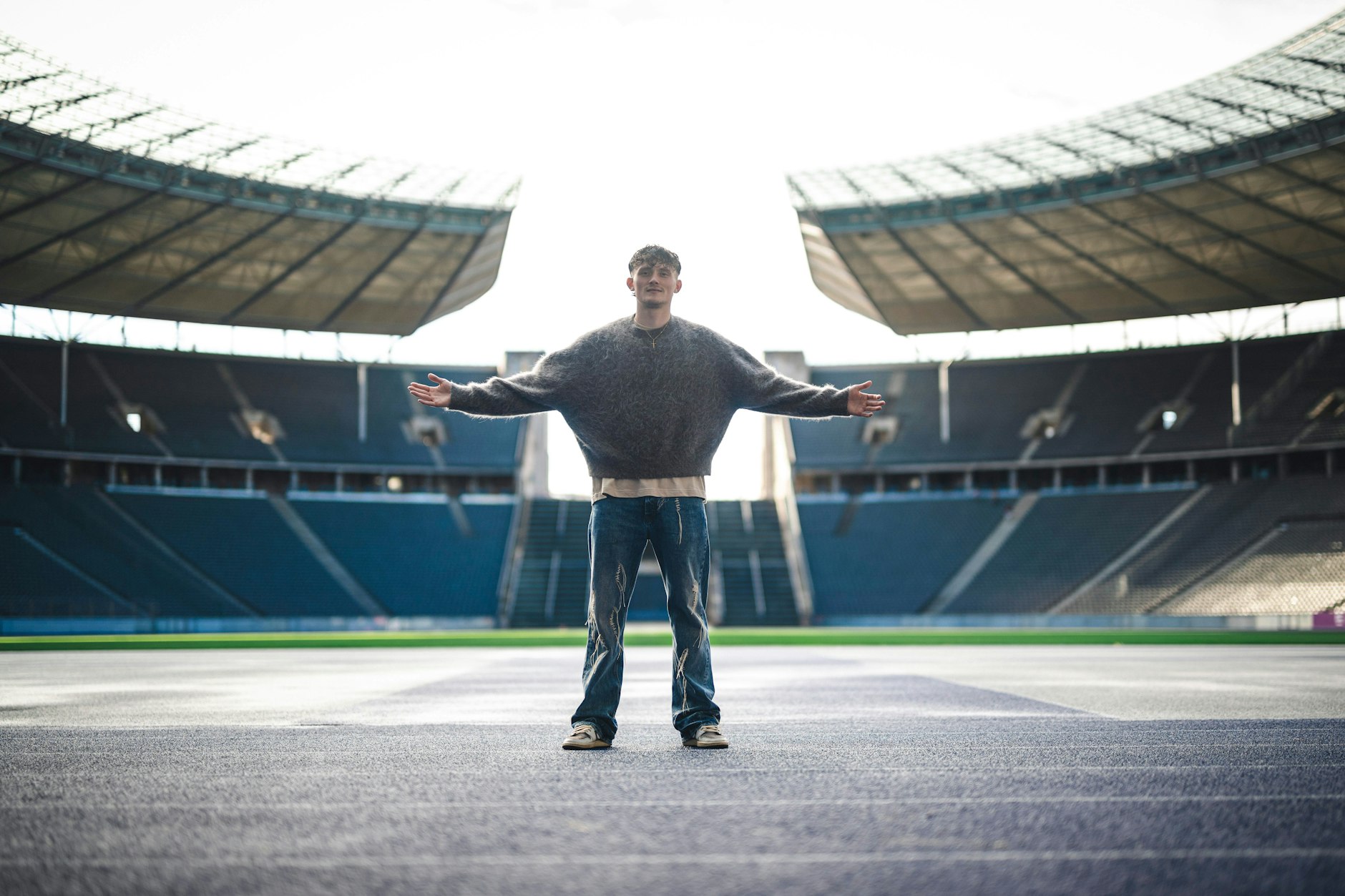 Fabian Reese von Hertha BSC bei seiner Vertragsverlängerung bis 2028 am 22. Februar 2024 in Berlin, Deutschland