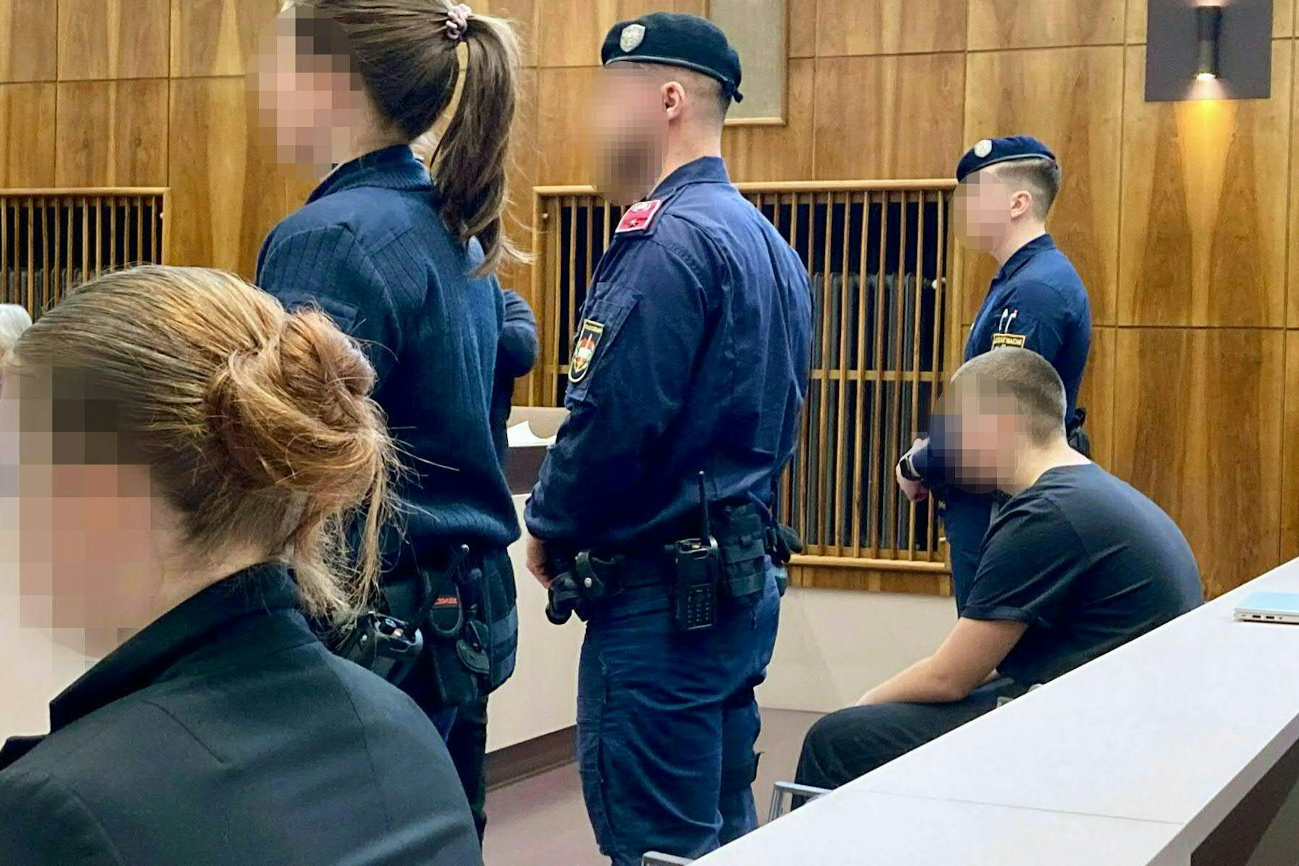 Die beiden Teenager (links und rechts) wurden vom Gericht zu Haftstrafen verurteilt weil sie eine Wirtin mit dem Auto überfahren hatten.