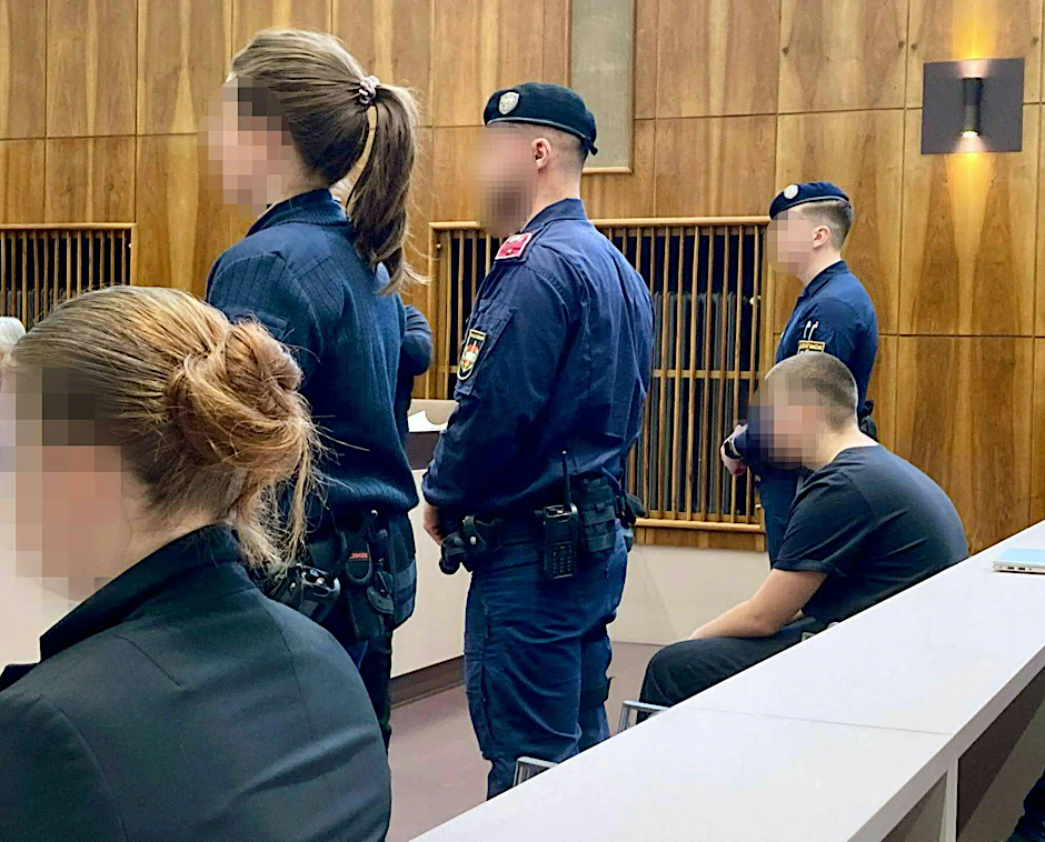 Die beiden Teenager (links und rechts) wurden vom Gericht zu Haftstrafen verurteilt weil sie eine Wirtin mit dem Auto überfahren hatten.