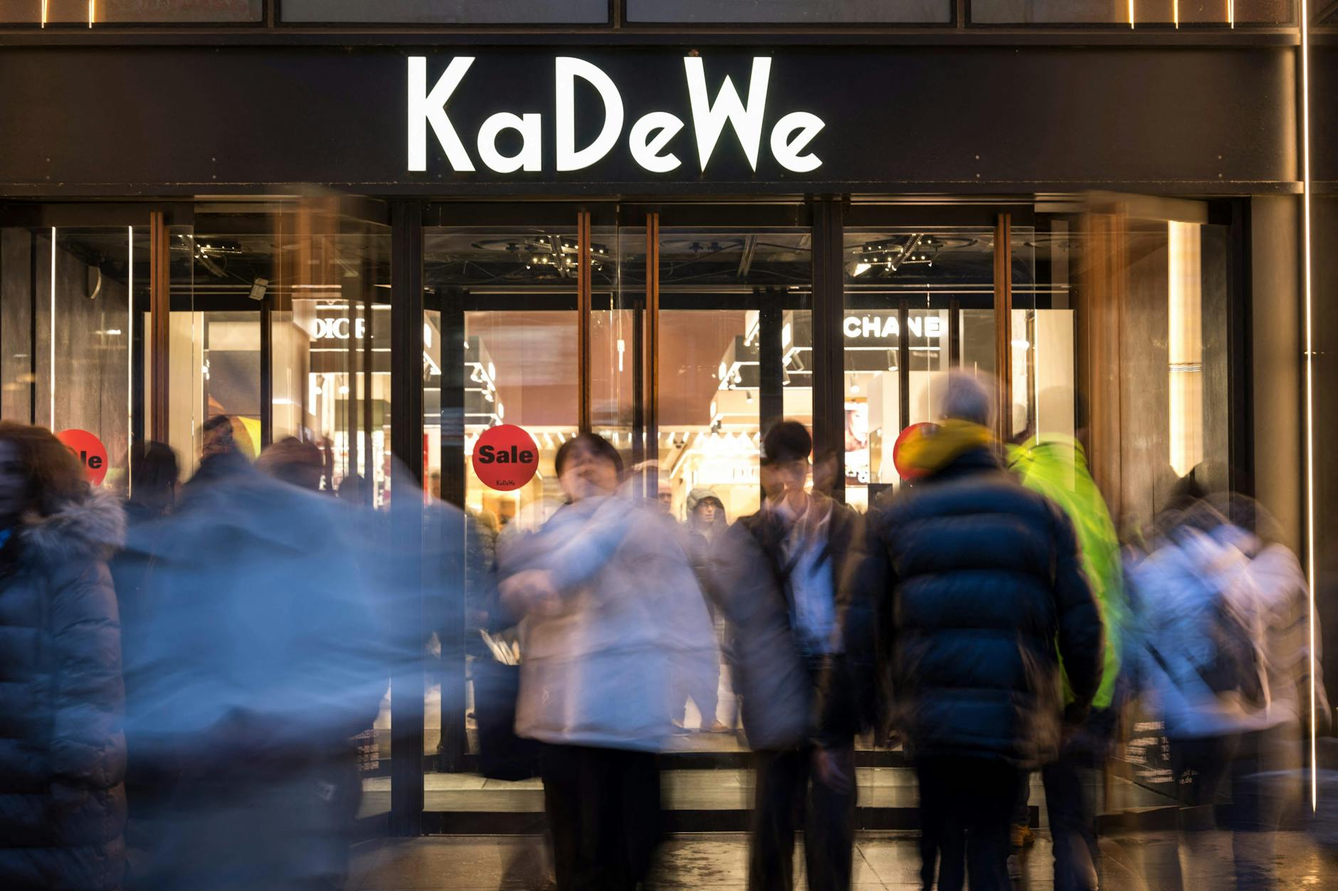 Kundentrubel am Eingang des KaDeWe 