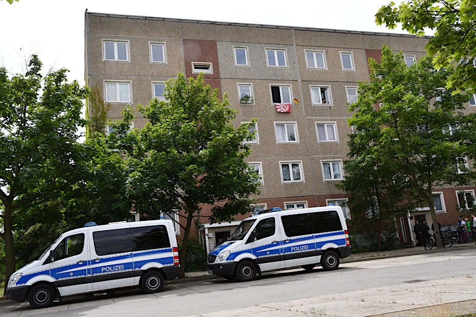 Polizeieinsatz vor einem Flüchtlingsheim in Cottbus. (Archiv)