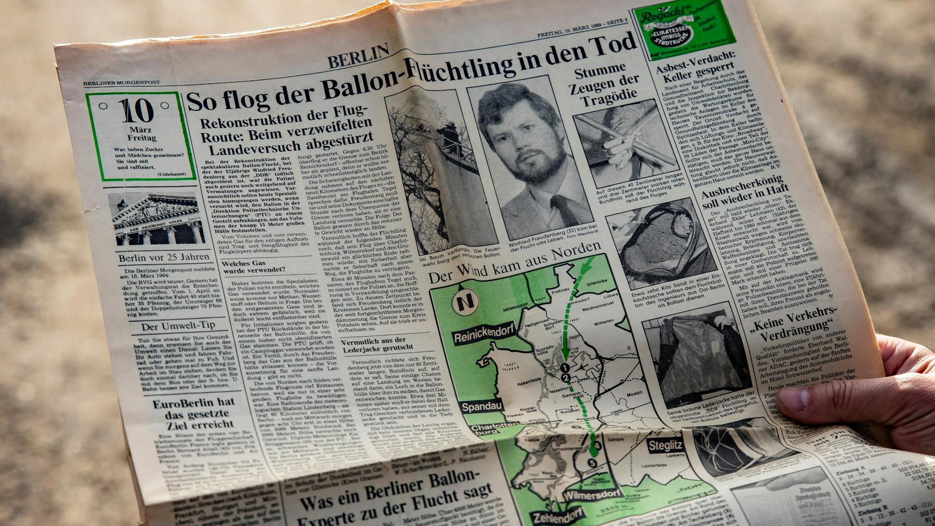 Die Berliner Zeitungen berichten über den Absturz von Winfried Freudenberg mit seinem Ballon. Alexander Schmid kauft an dem Morgen alle Zeitungen und hebt sie auf.