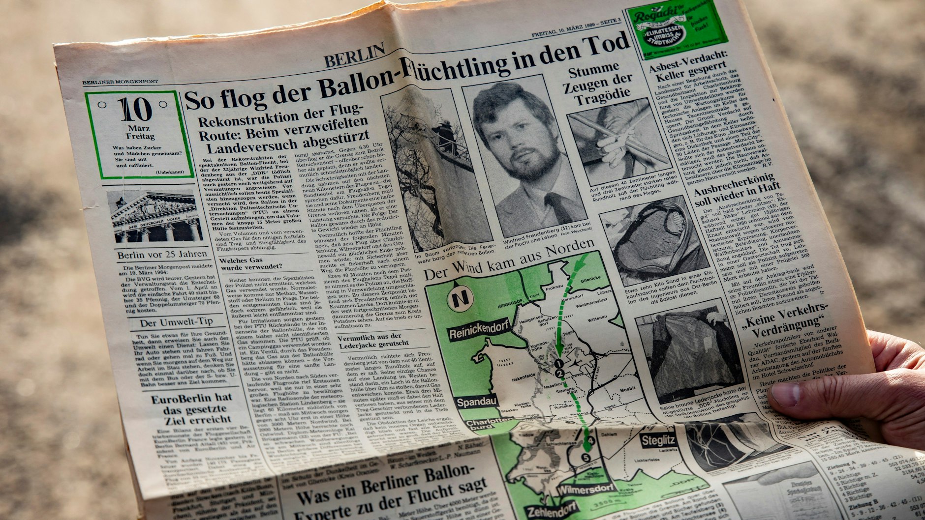 Die Berliner Zeitungen berichten über den Absturz von Winfried Freudenberg mit seinem Ballon. Alexander Schmid kauft an dem Morgen alle Zeitungen und hebt sie auf.