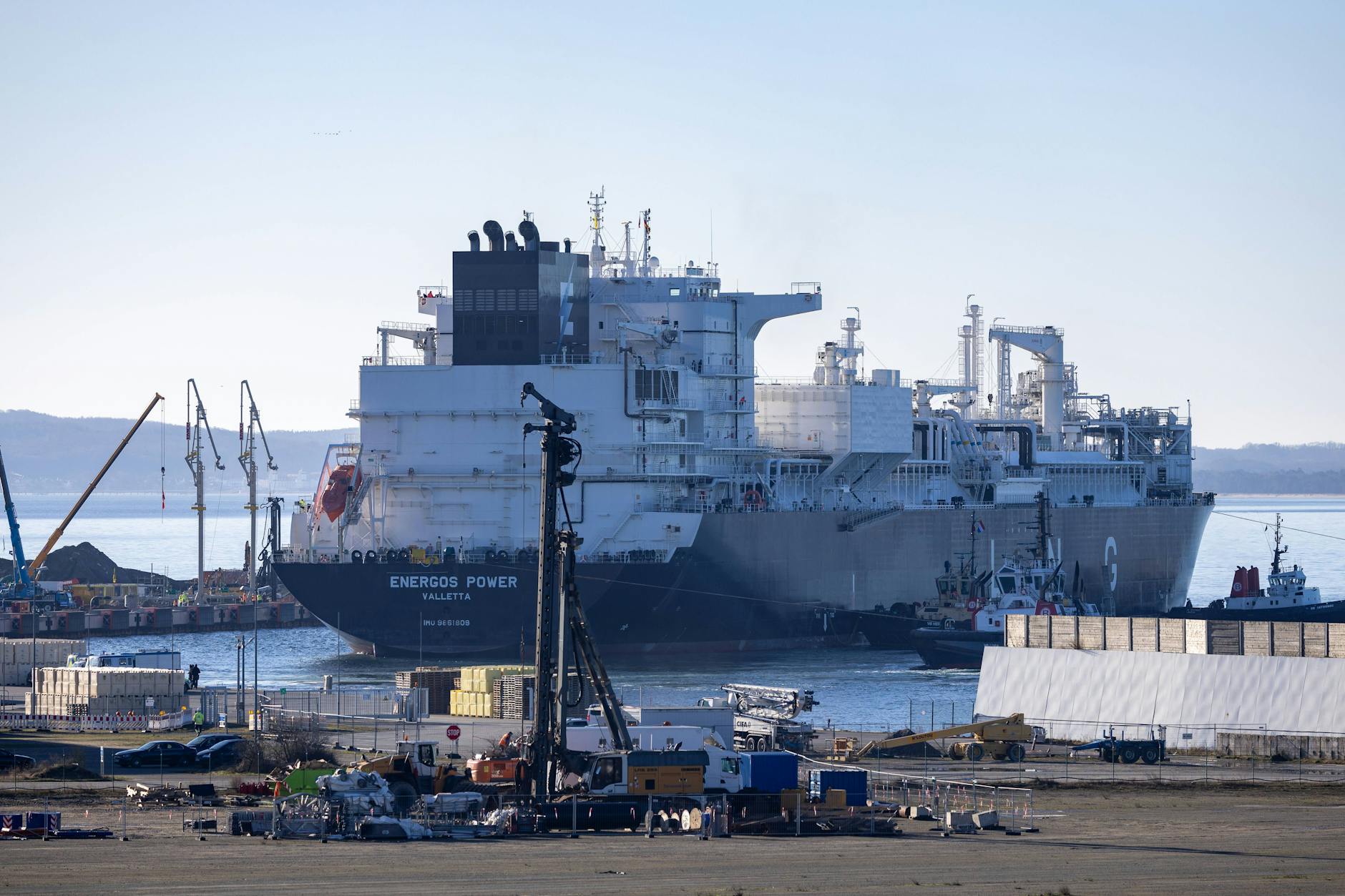 Das Regasifizierungsschiff „Energos Power“ hat am 24. Februar den Hafen Mukran auf Rügen erreicht. Das Schiff soll im neu gebauten LNG-Terminal das Gas aufbereiten und in die Pipeline von der Insel bis zum Gasknotenpunkt Lubmin einspeisen.