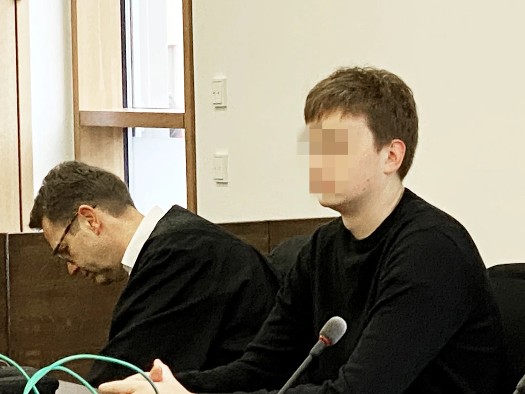 Arkadaşları yandı, kurtarma ekipleri elektrikli otomobili açamadı