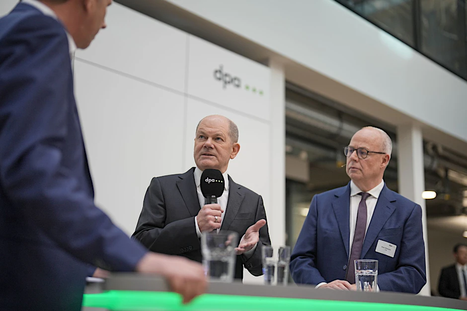 Bundeskanzler Olaf Scholz ist zu Gast bei der Deutschen Presse-Agentur in Berlin. Rechts: dpa-Chefredakteur Sven Gösmann.  