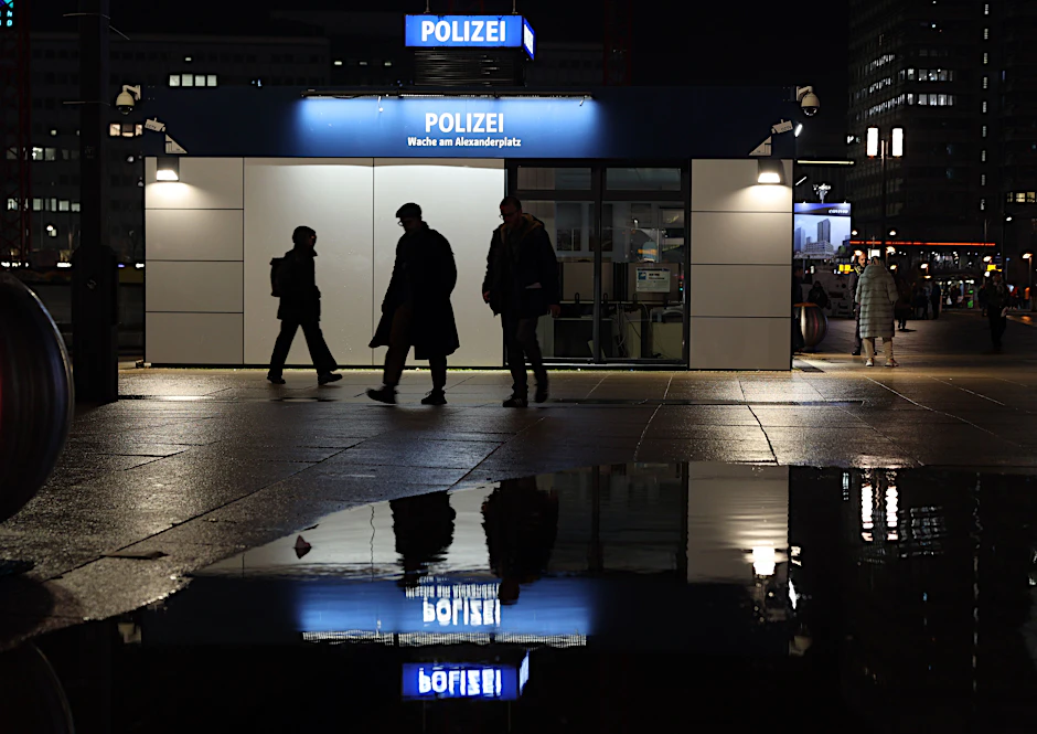 Die Polizeiwache am Alexanderplatz bei Nacht