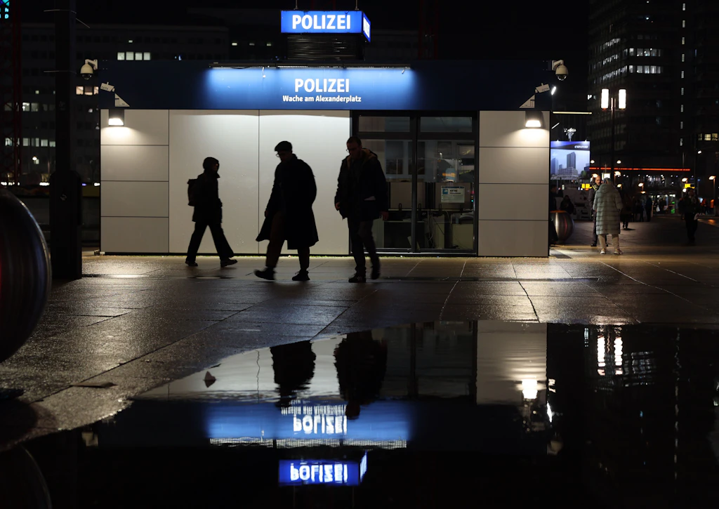 Ehepaar in der U2 attackiert: Verdächtige Gewalttäter stellen sich nach Fahndung