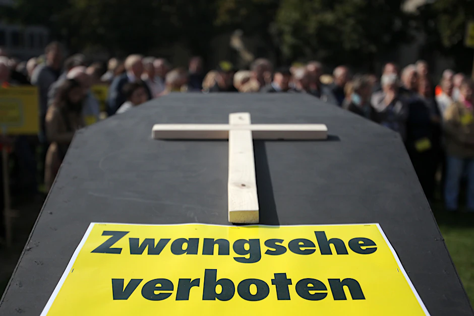 Ein symbolischer Sarg mit der Aufschrift „Zwangsehe verboten“ auf einer Demo in Rheinland-Pfalz.