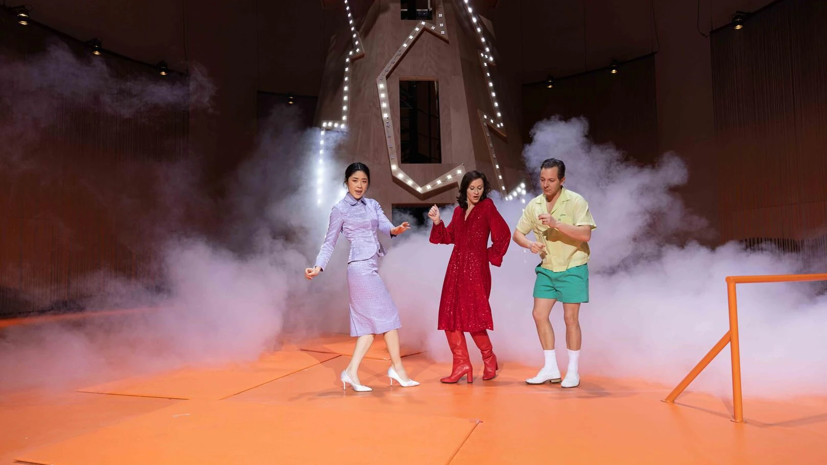Im Deutschen Theater inszenierte René Pollesch das Stück „Liebe, einfach außerirdisch“ mit Kotbong Yang, Sophie Rois und Trystan Pütter.