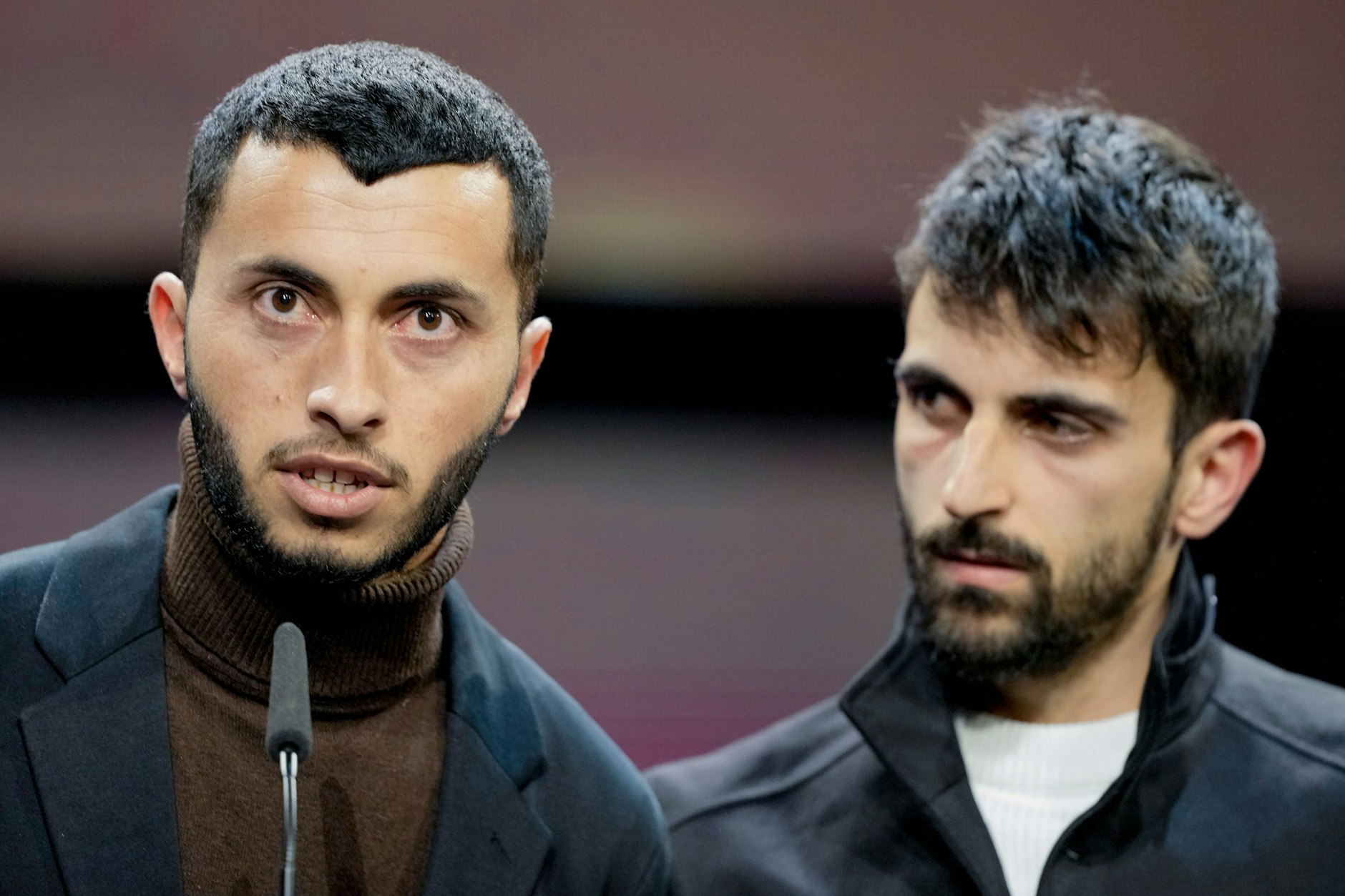 Die Filmemacher Basel Adra und Israeli Yuval Abraham. Sie gewannen mit „No Other Land“ bei der Berlinale den Dokumentarfilmpreis.