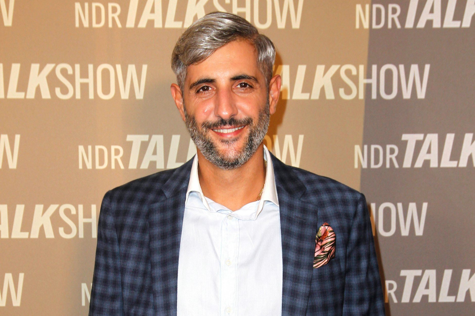 Michel Abdollahi steckt hinter dem Jagd-Video auf Eisbär Hertha im Tierpark Berlin. Er moderiert unter anderem die NDR-Talkshow „Käpt’ns Dinner“.