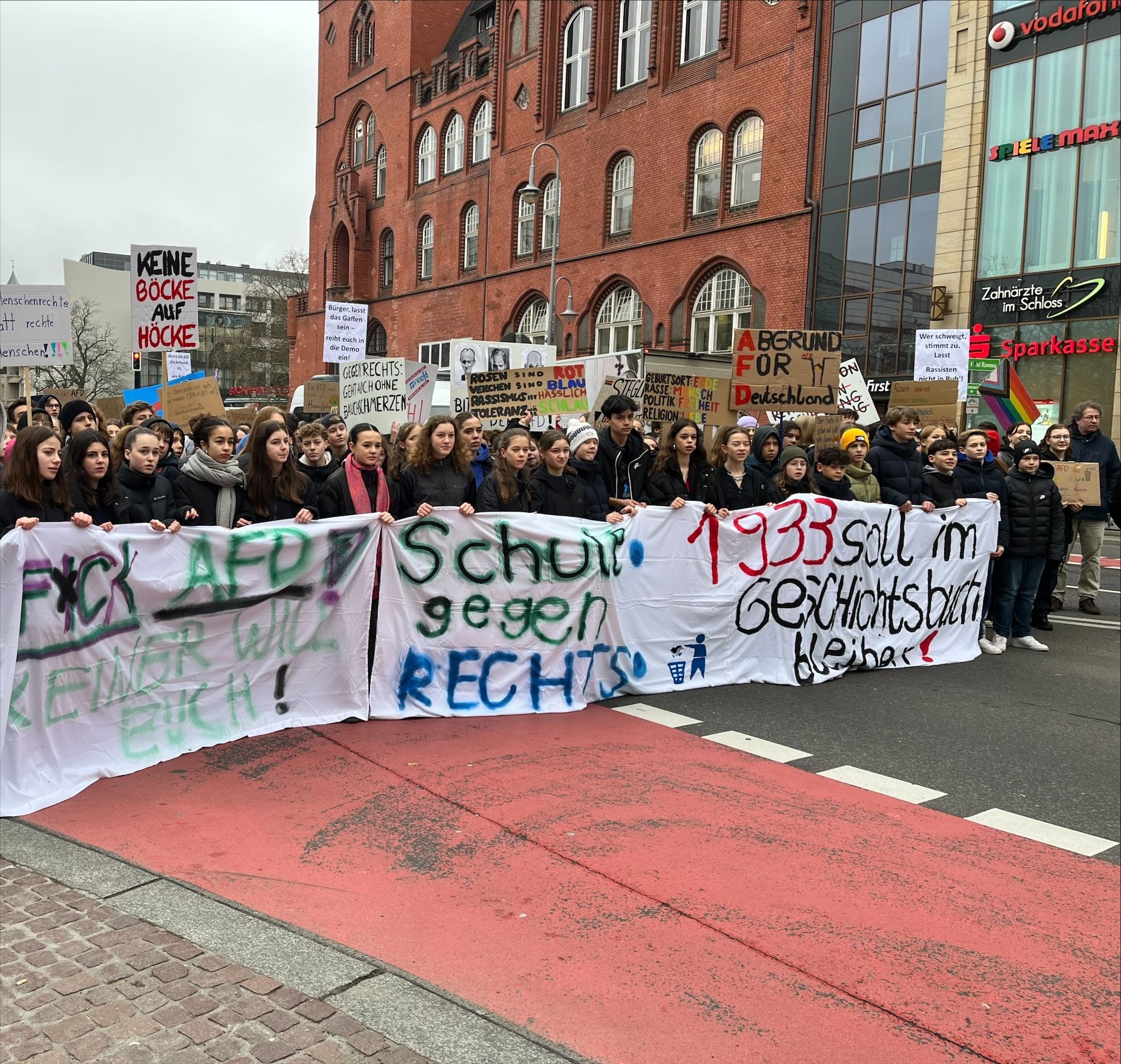 Schüler-Demo in Berlin-Steglitz: Rechten Journalisten, YouTubern und AfDlern zum Trotz