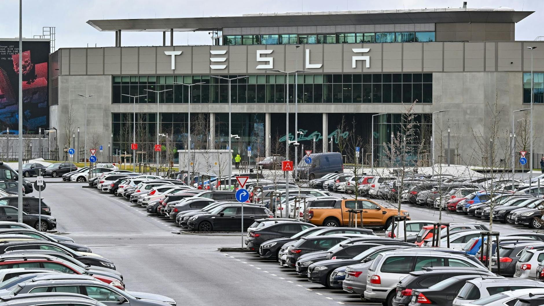 Das Tesla-Werk in Grünheide: Die Gigafactory soll noch gigantischer werden. Doch dagegen wehrt sich die Mehrheit der Anwohner.