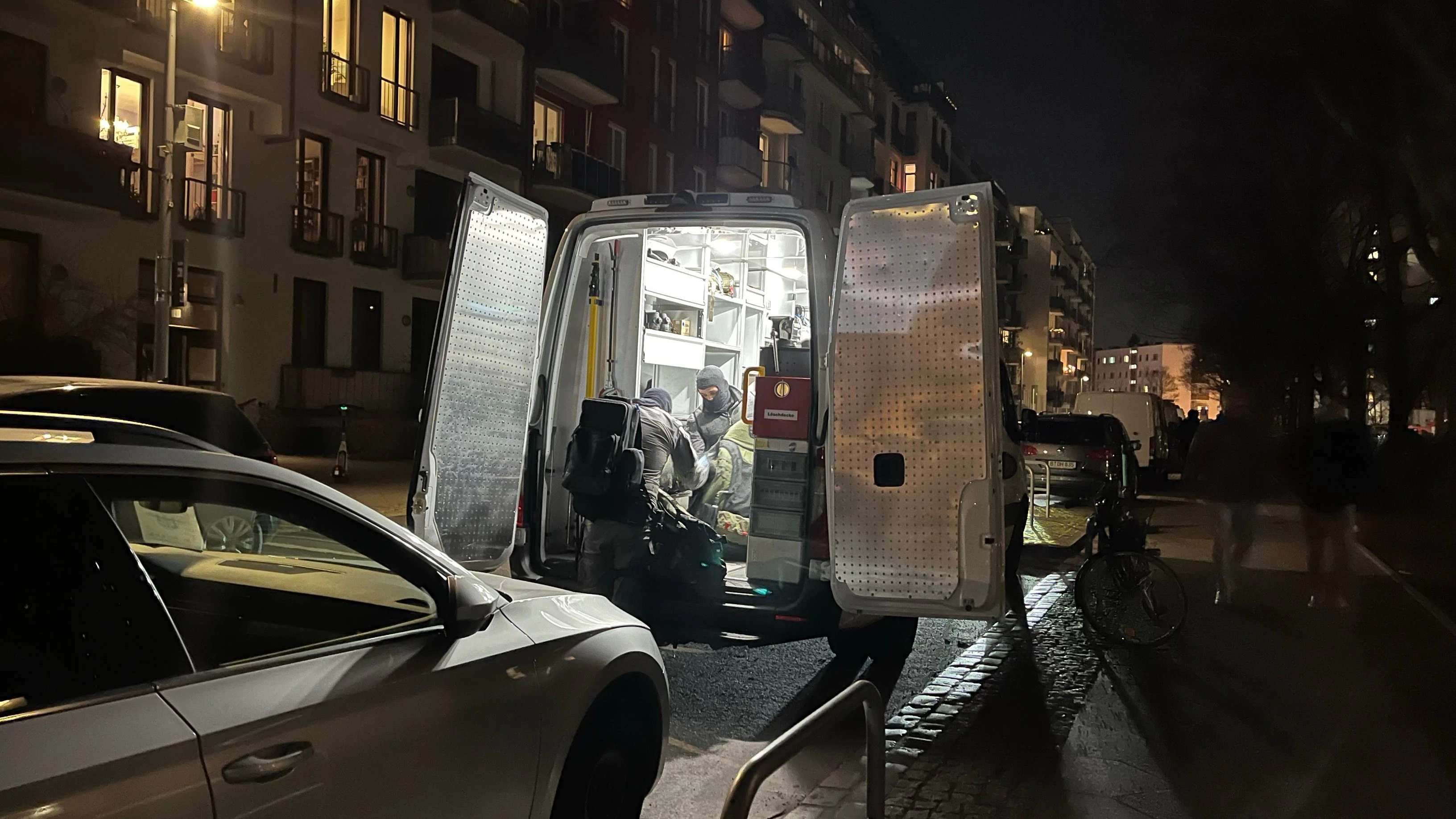 Ein Team des Kampfmittelräumdienstes bereitete sich vor dem Haus auf seinen Einsatz vor.