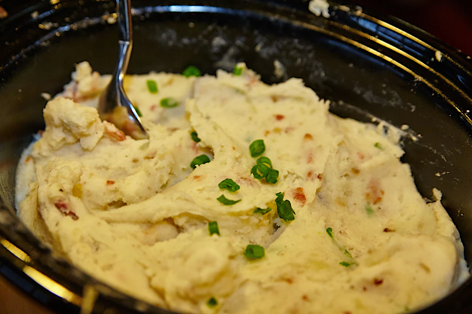 Probieren Sie unser Rezept für Kartoffelsellerie-Stampf mit gebratenen Kapern - die Frühlingszwiebeln werden bei dieser Variante untergehoben. .&nbsp;