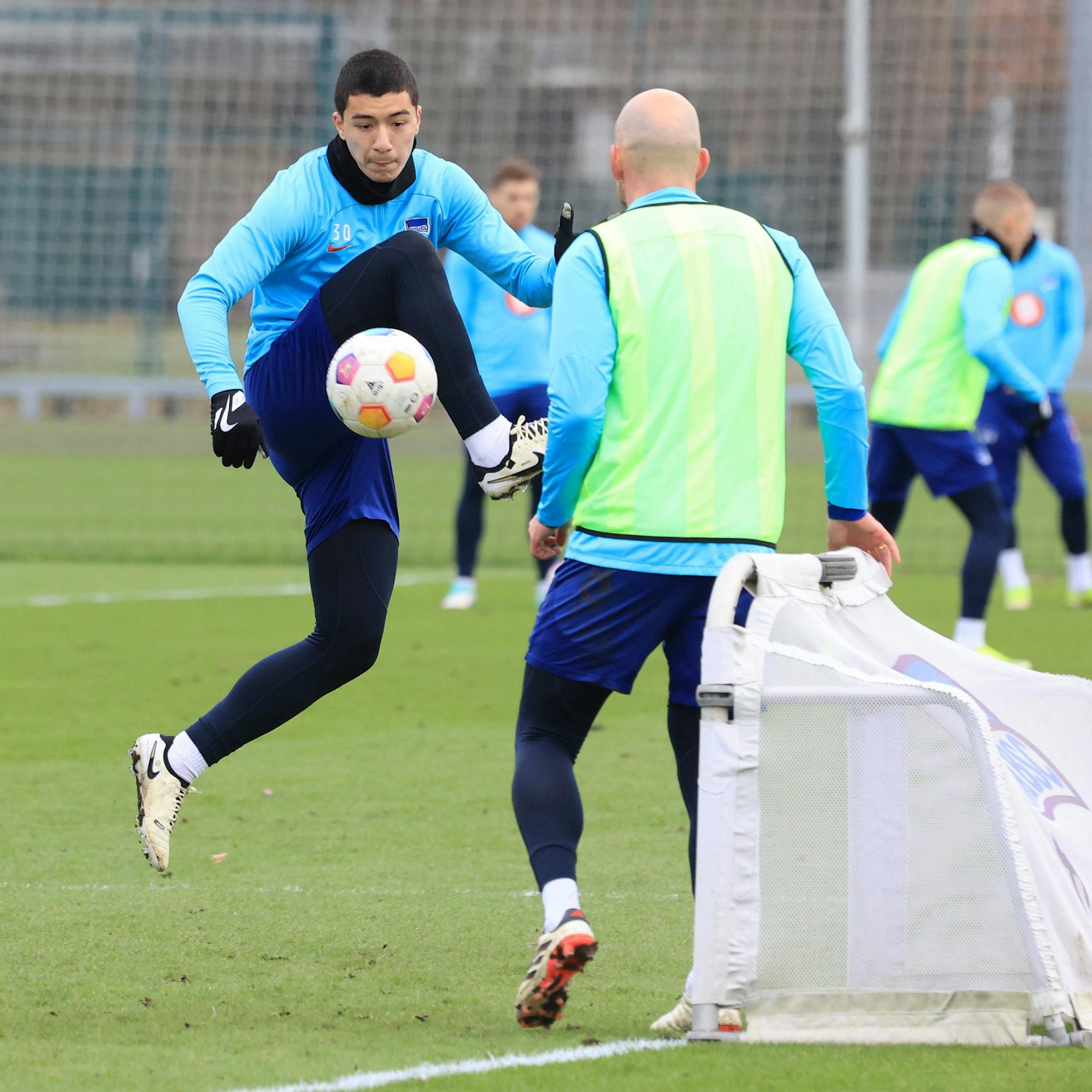 Elegante Ballannahme im Training! Herthas Ibo Maza bringt viele ins Staunen.