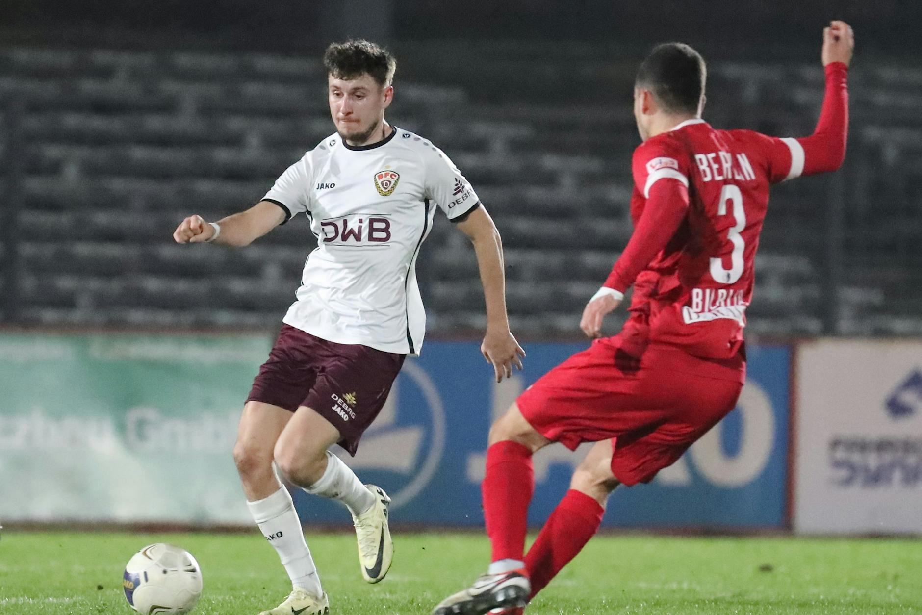  Tobias Stockinger,
hier im Zweikampf mit Aleksandar Bilbija vom BAK, erzielte die 1:0-Führung für den BFC.