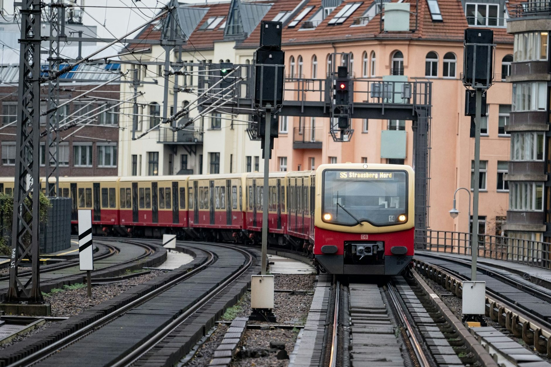 Tausende Menschen nutzen täglich die S-Bahn. Im Osten Berlins soll bald eine neue Linie entstehen.