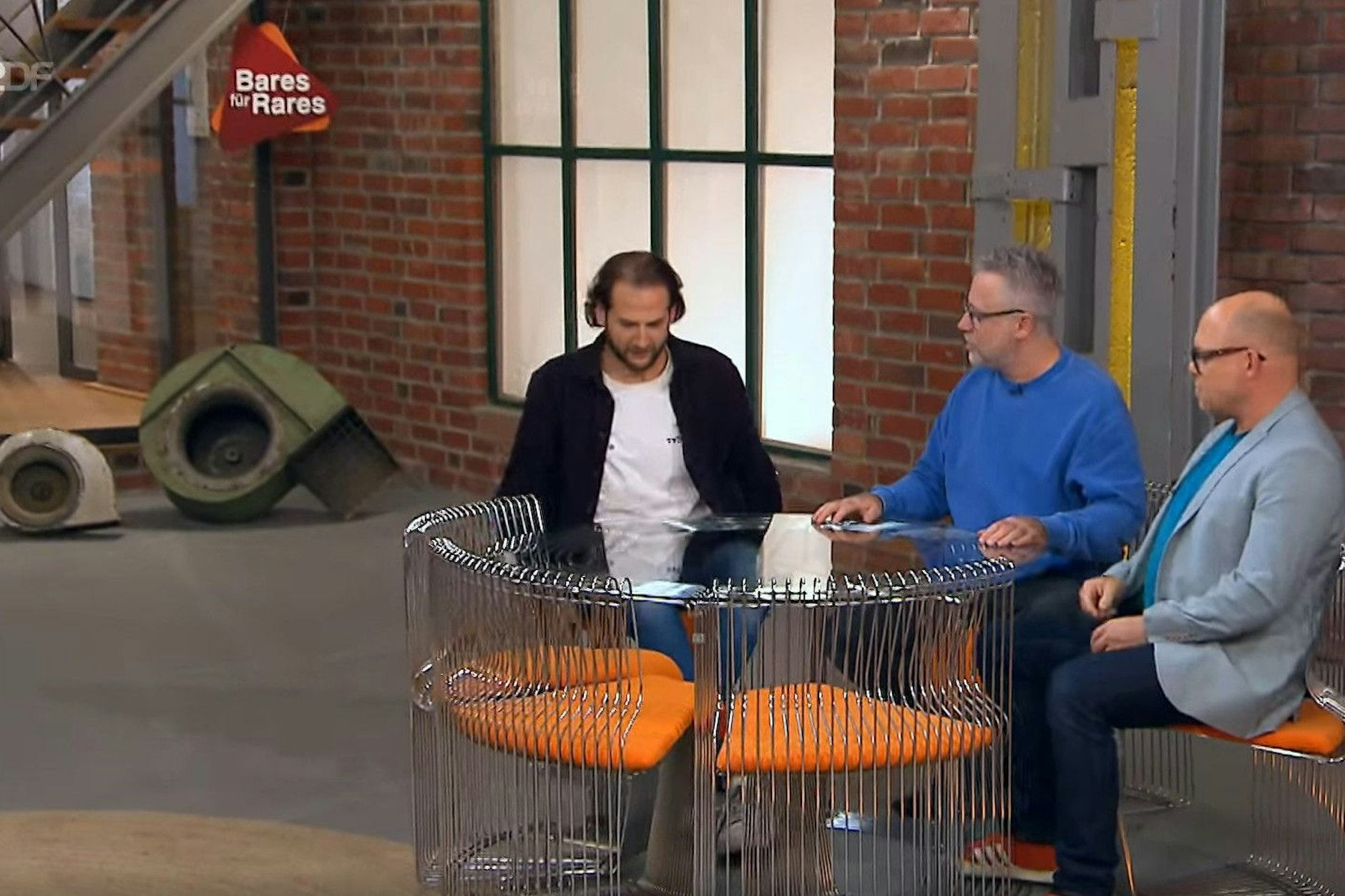 Drei „Bares für Rares“-Händler, aber nur eine Sitzgruppe. Ein spannendes Duell entwickelt sich.