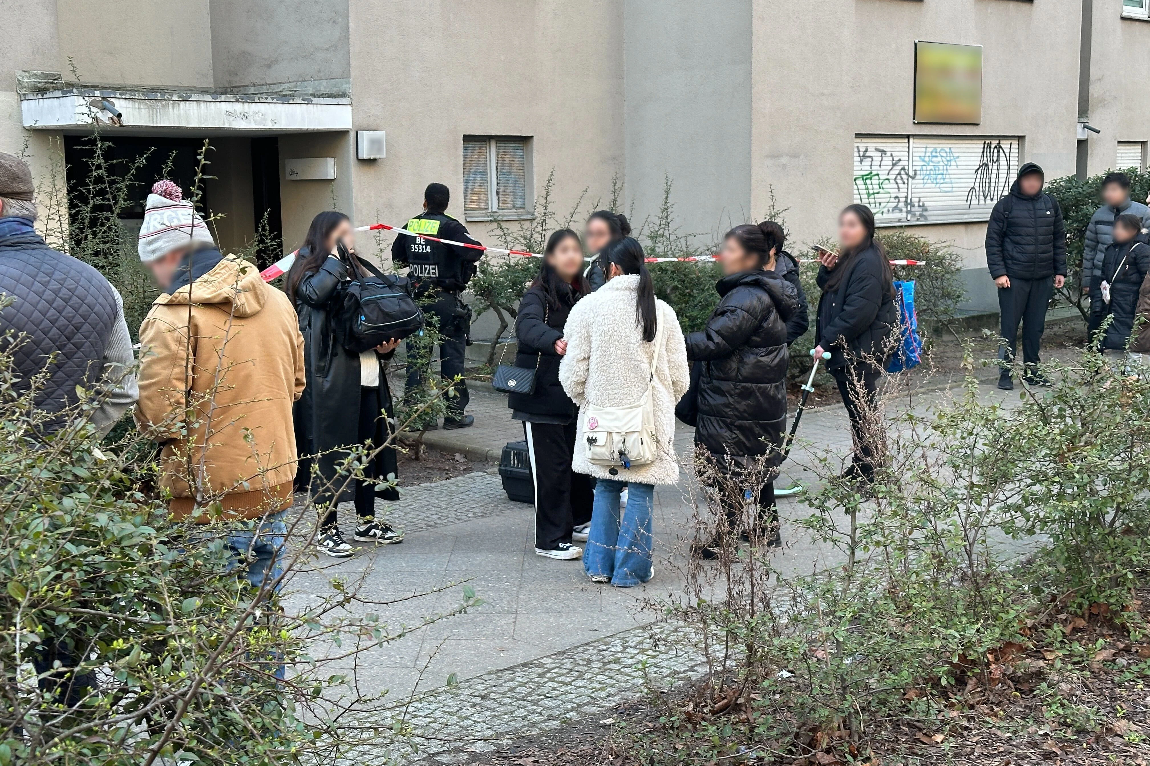 Anwohner stehen vor dem Wohnhaus der früheren RAF-Terroristin Daniela Klette, das wegen einer möglichen Gefahr geräumt wurde. 