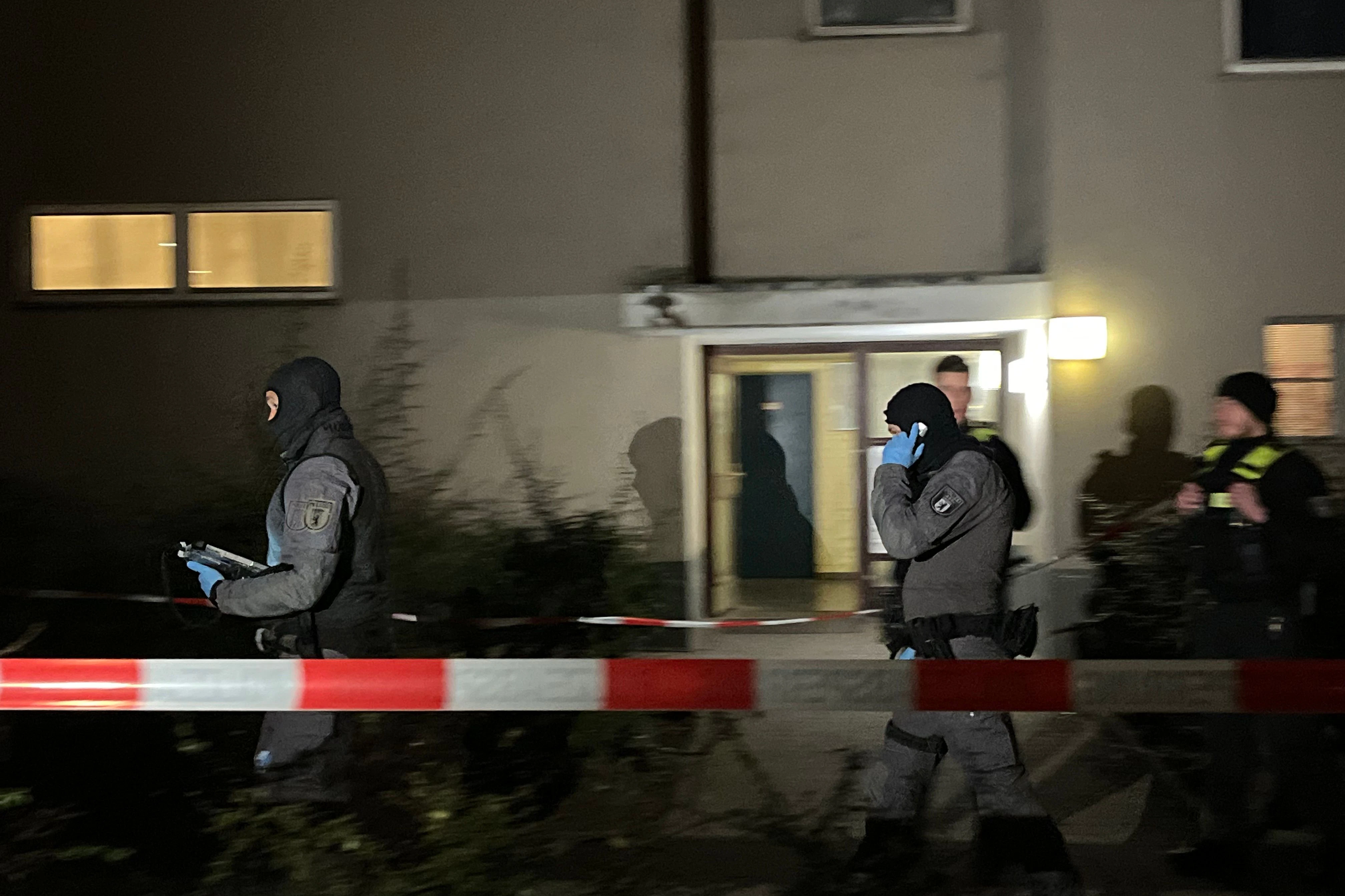 Ein Beamter vom Kampfmittelräumdienst verstaute am Mittwochabend in einem Auto einen Gegenstand in einer Sicherheitskiste.&nbsp;