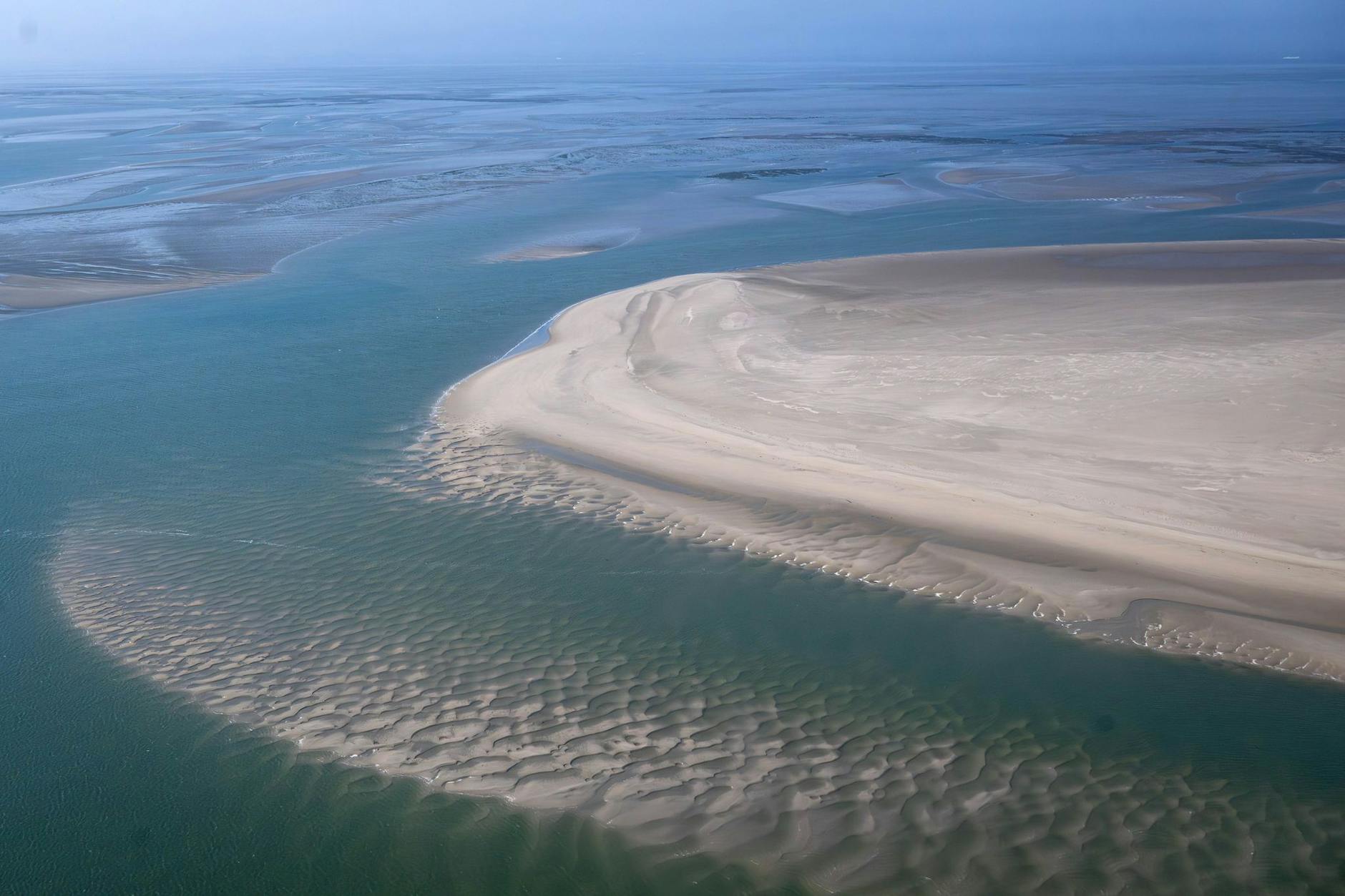 ARCHIV - Die Sandbänke zwischen den ostfriesischen Inseln aus der Luft. Der Klimawandel hat Folgen für das Ökosystem im Wattenmeer.