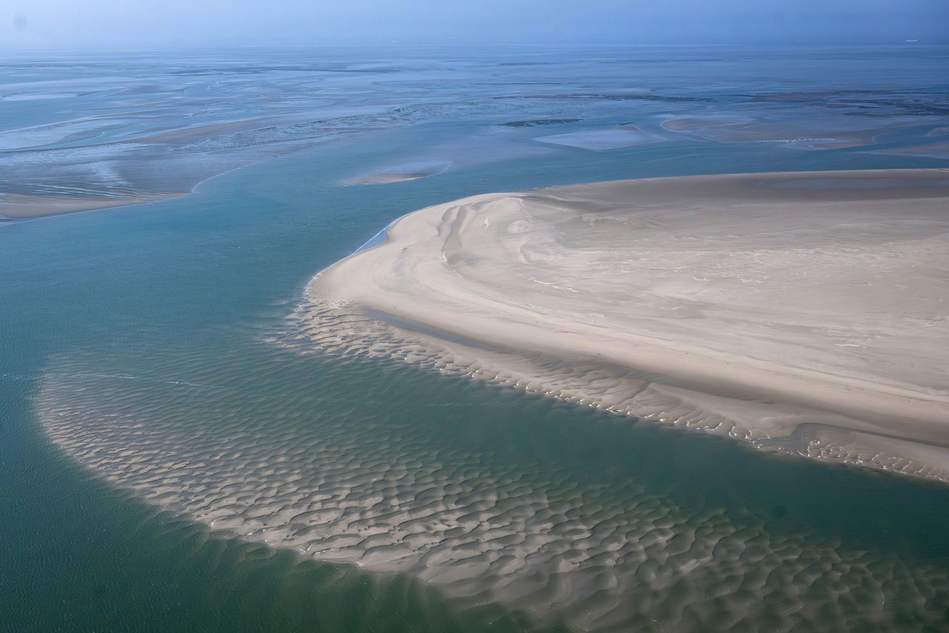 ARCHIV - Die Sandbänke zwischen den ostfriesischen Inseln aus der Luft. Der Klimawandel hat Folgen für das Ökosystem im Wattenmeer.  