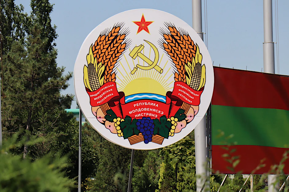 Ein Schild mit Hammer und Sichel steht in Tiraspol im Separatistengebiet Transnistrien.