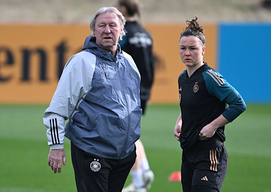 Bundestrainer Horst Hrubesch spricht beim Training der Frauen-Nationalmannschaft mit Marina Hegering.  