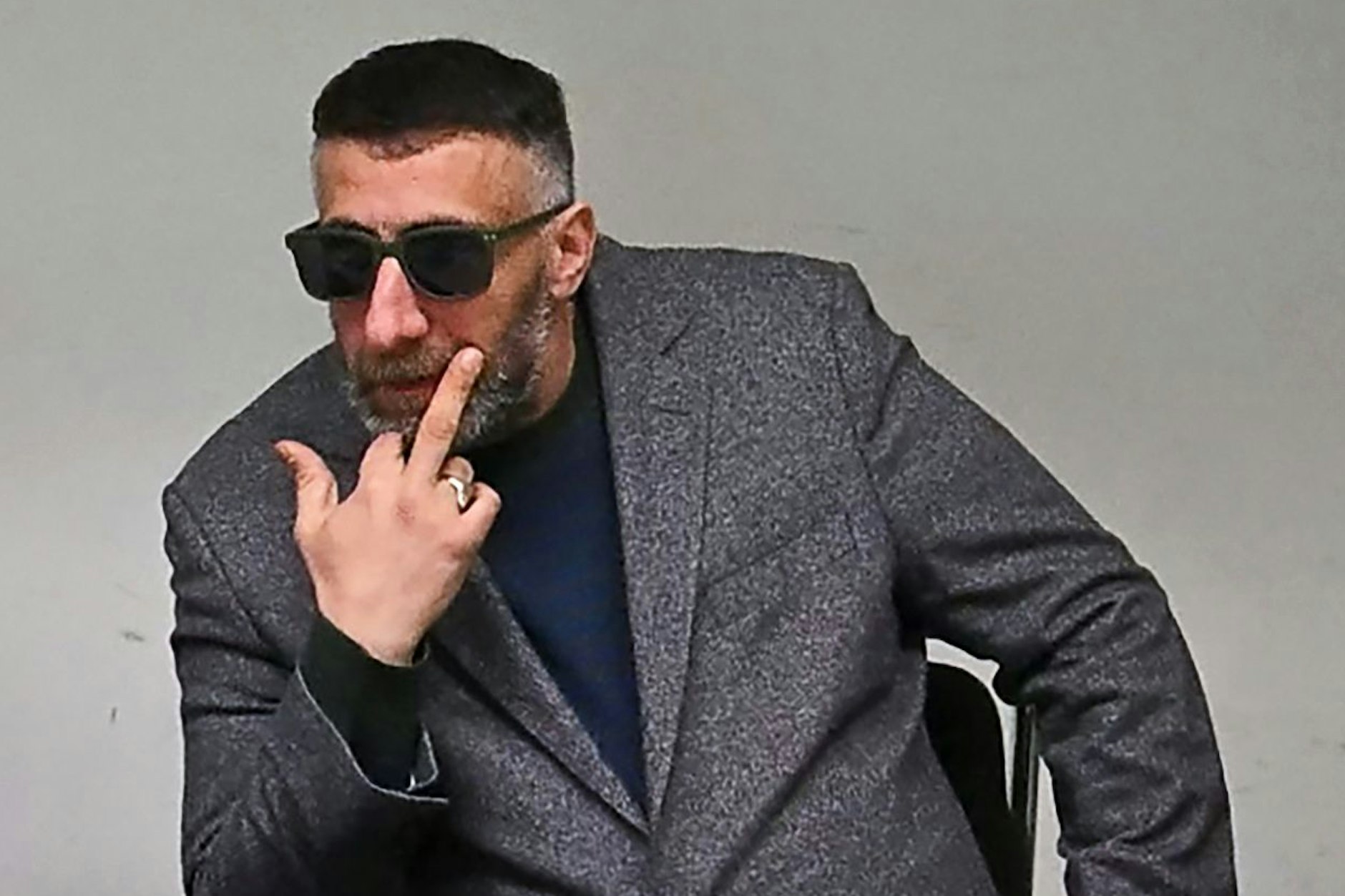 Kida Khodr Ramadan kratzt sich zu Beginn des Prozesses gegen ihn im Gerichtssaal im Amtsgericht Berlin-Tiergarten mit seinem Mittelfinger am Bart. 