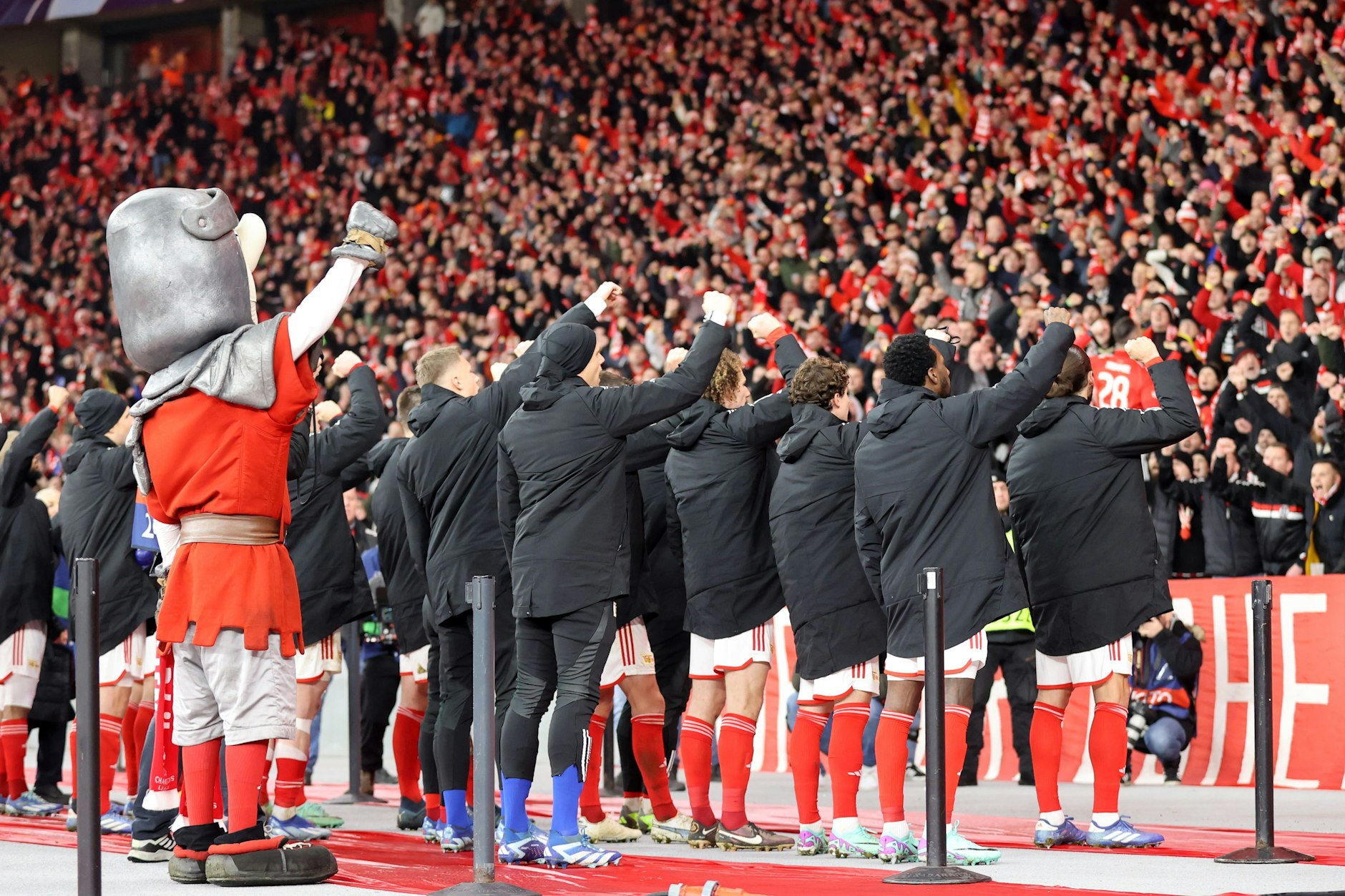 Mit dem Spiel in der Champions League am 12. Dezember 2023 gegen Real Madrid (2:3) ging dem jahrelangen Höhenflug des 1. FC Union die Luft aus. Die Spieler und die Fans genießen den Augenblick im Olympiastadion. 