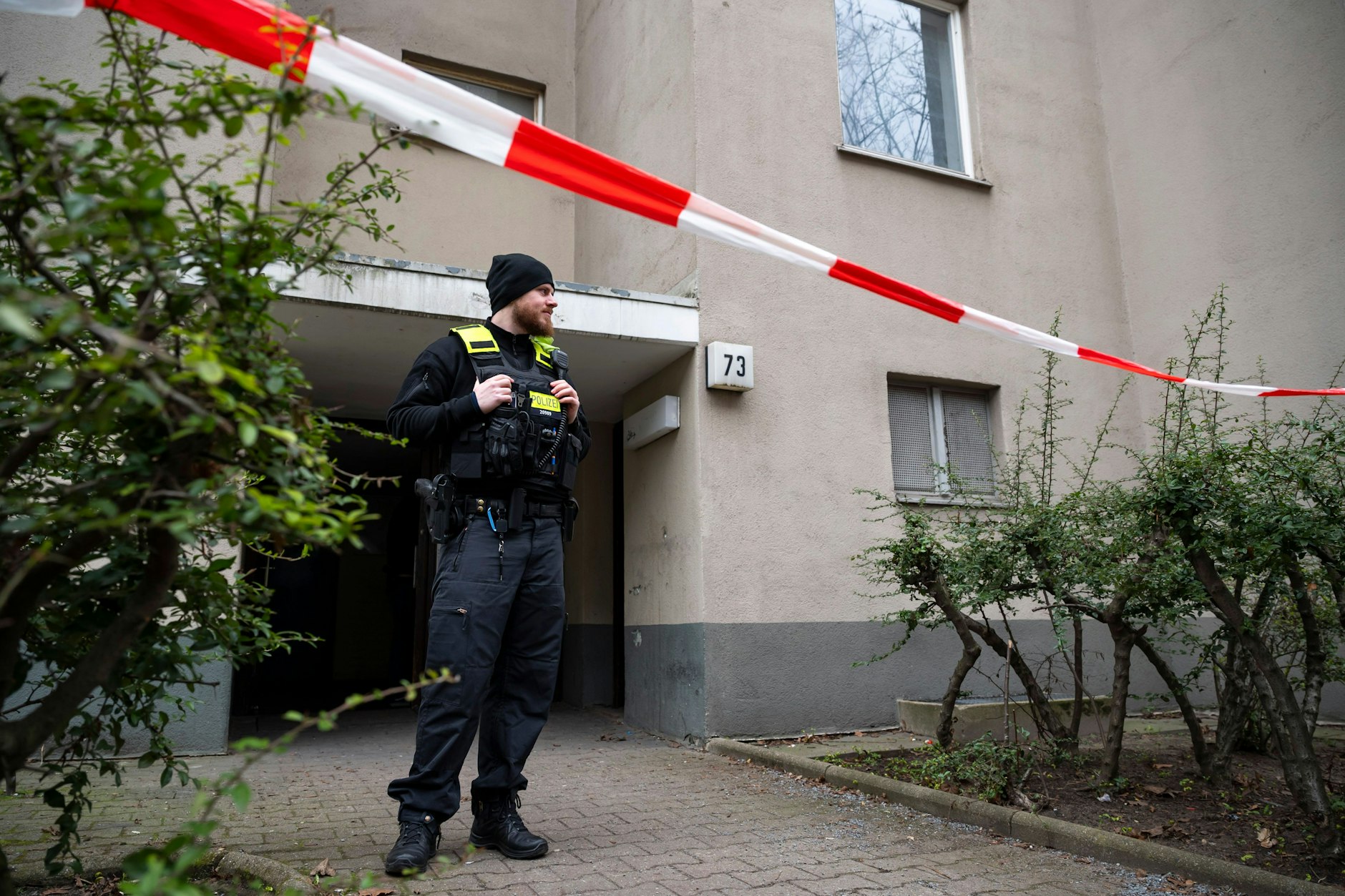 Nach mehr als 30 Jahren gefasst: Ein Polizist bewacht den Hauseingang von Daniela Klette.