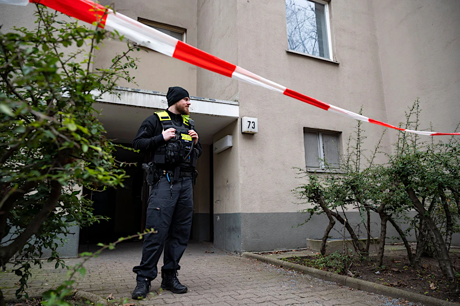 Nach mehr als 30 Jahren gefasst: Ein Polizist bewacht den Hauseingang von Daniela Klette.