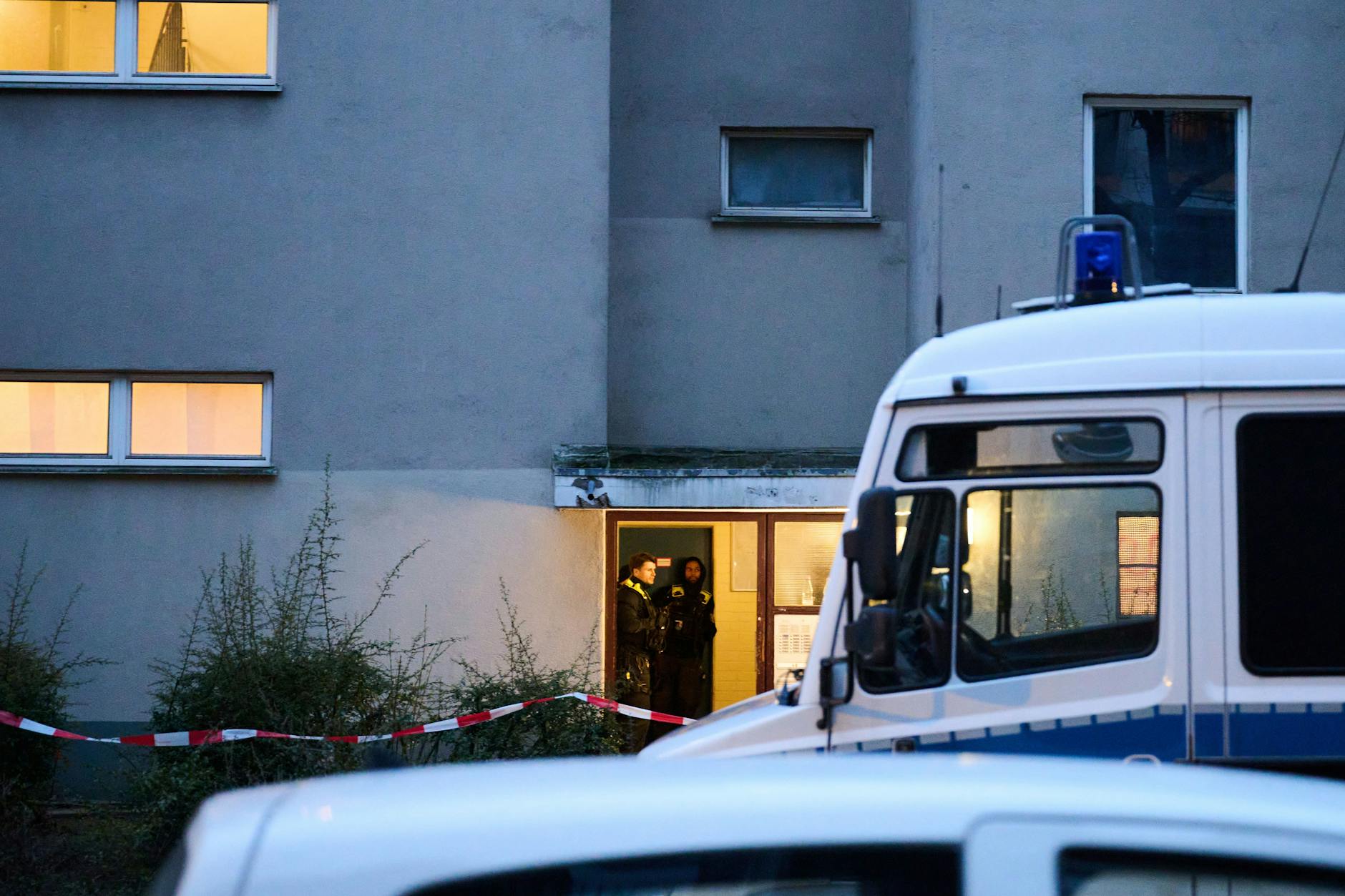 Am Morgen nach der Festnahme von Daniela Klette stehen Polizisten vor dem Haus, in dem sie gelebt haben soll.