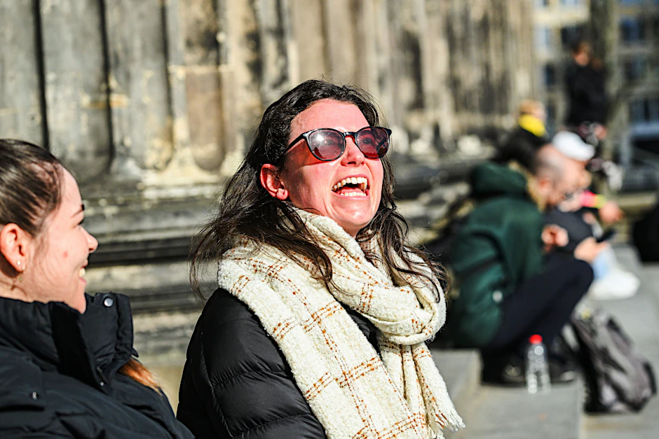 Sonniges Frühlingswetter in Berlin: Passanten&nbsp;genießen Ende Februar die Sonne.&nbsp;