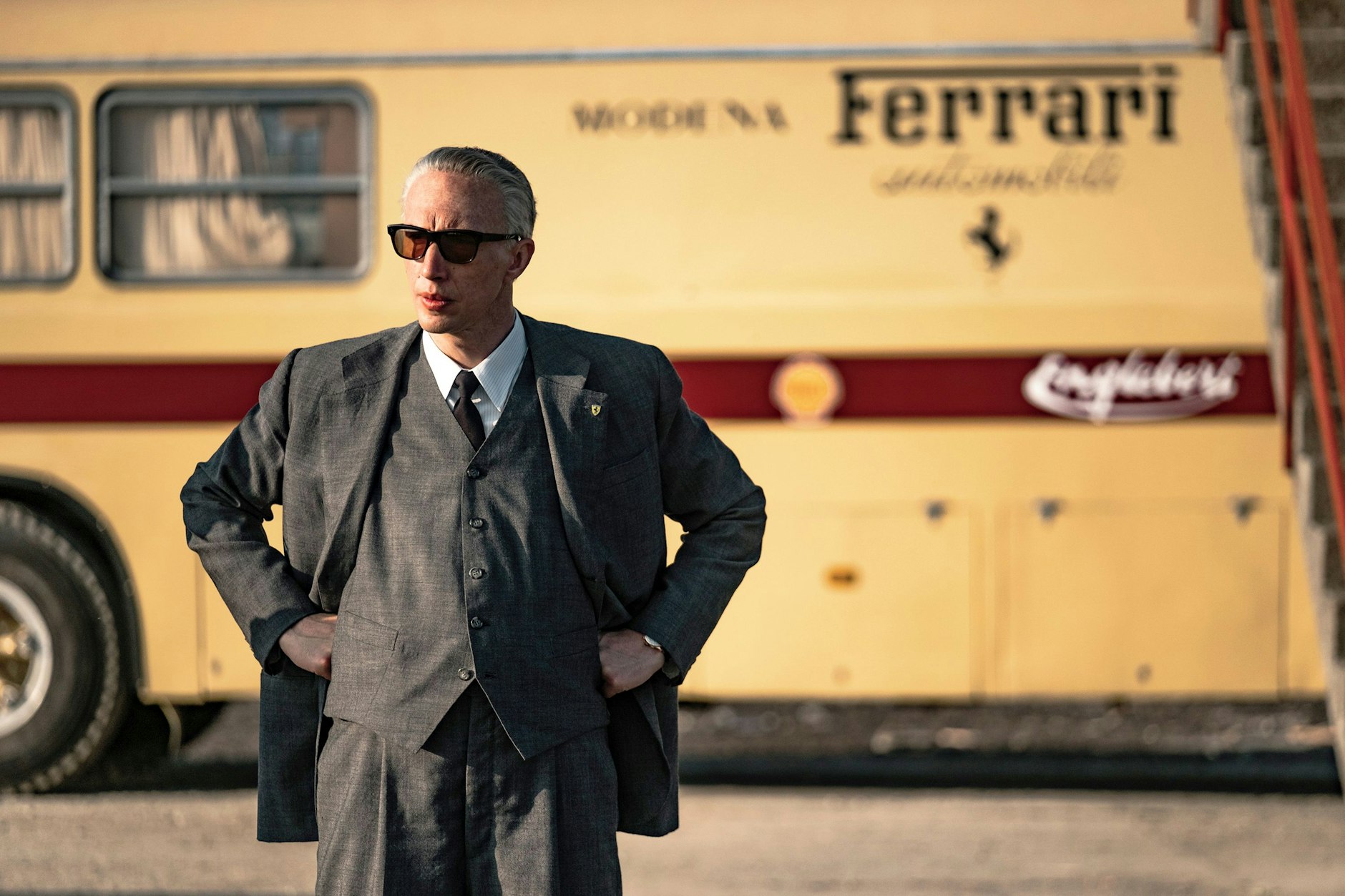 Adam Driver als Enzo Ferrari in einer Szene aus dem Film „Ferrari“, der nun auf Amazon Prime Video läuft