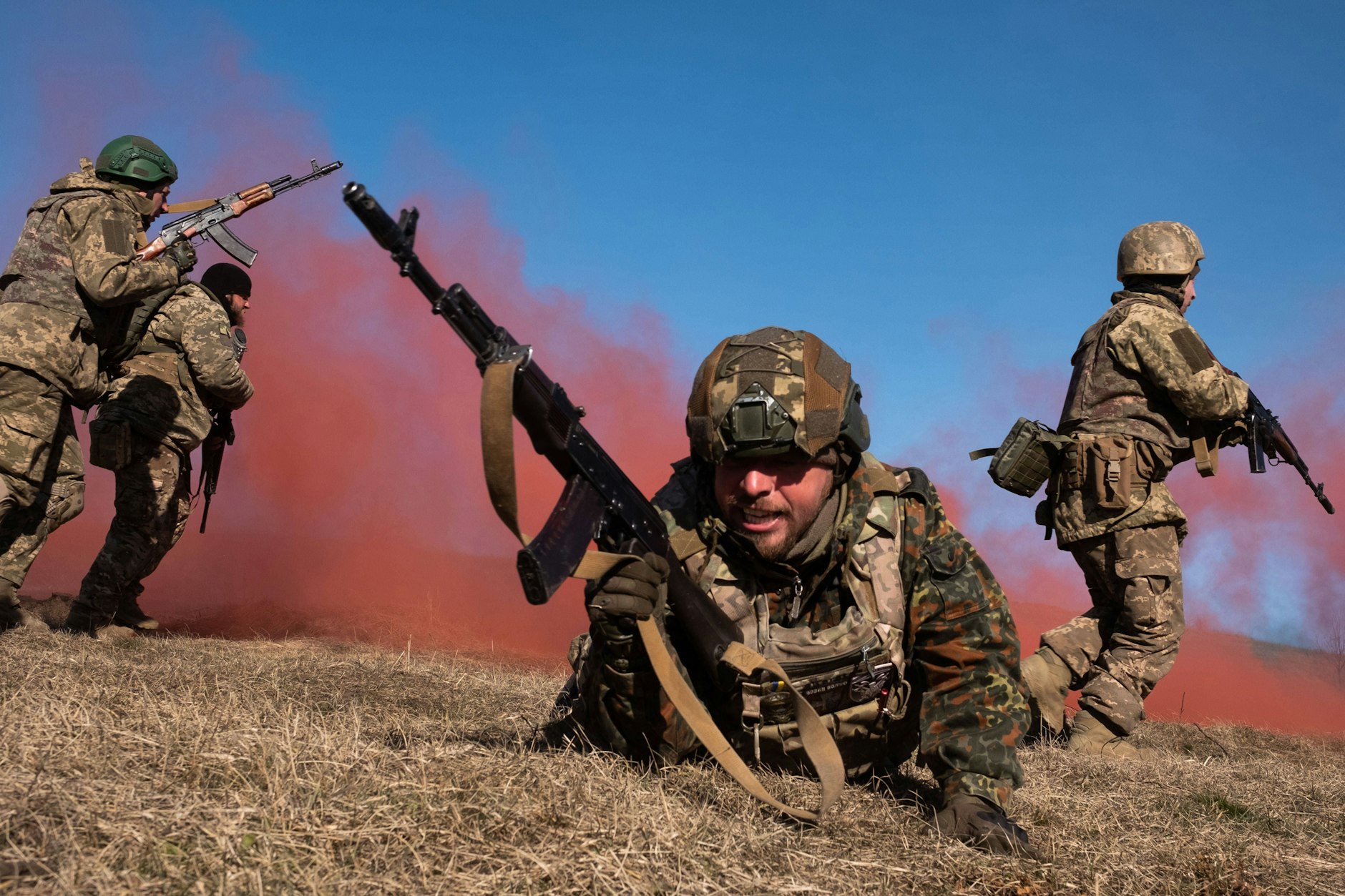 Werden auch deutsche Soldaten für die Befreiung des Donbass kämpfen? Frankreichs Präsident schließt das nicht mehr aus.
