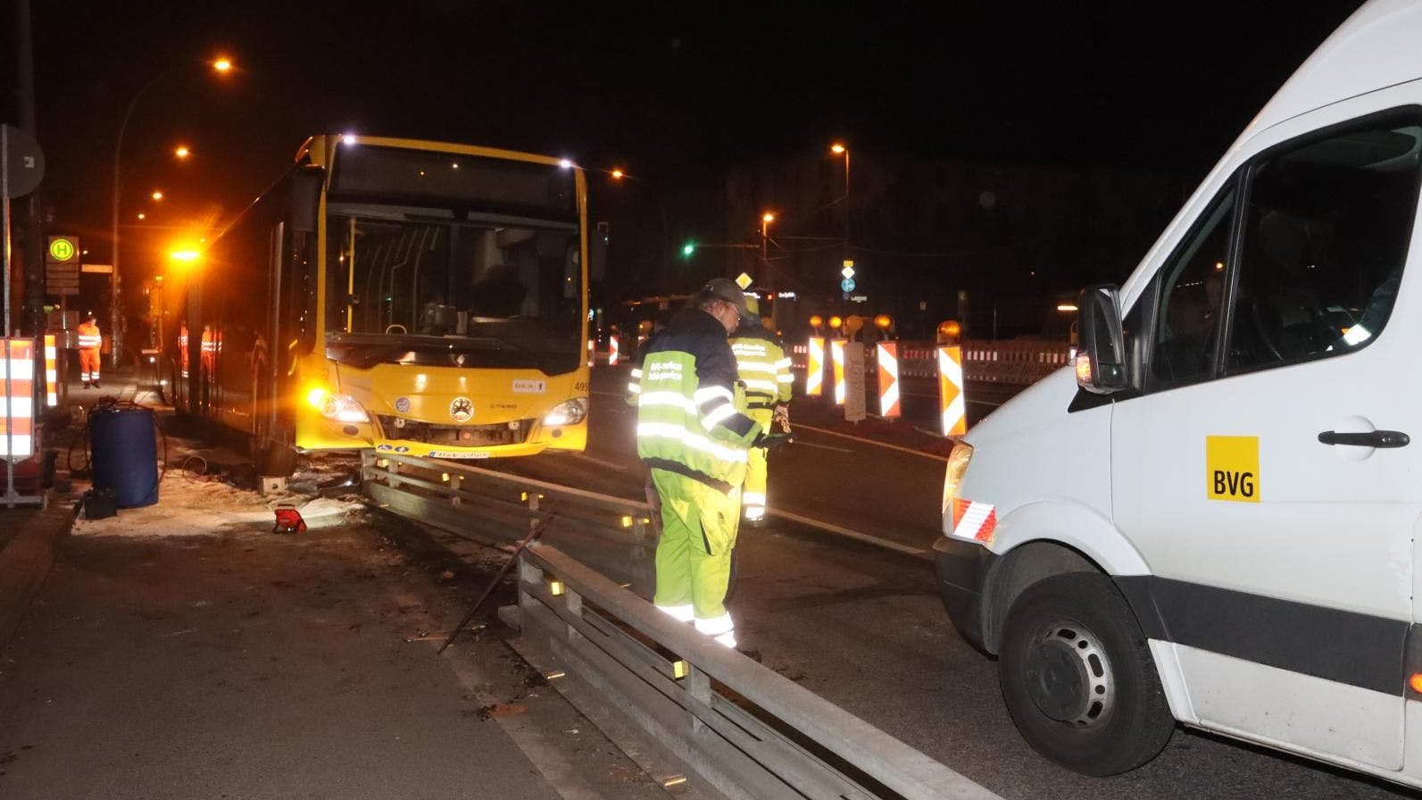 Beim Ausweichmanöver geriet der Bus auf die Leitplanke.