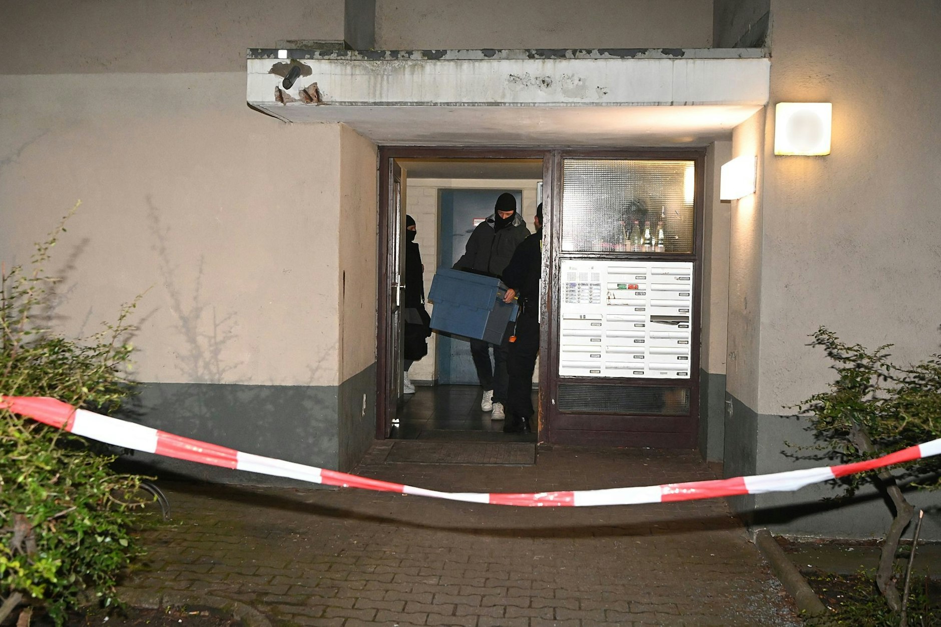 Auch in der vergangenen Nacht schleppten Ermittler sichergestellte Dinge aus der Wohnung von Daniela Klette.