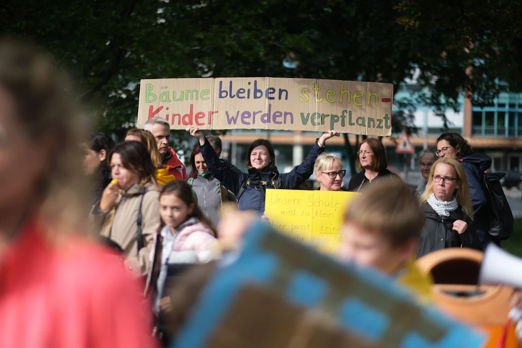 Obersee-Schule in Lichtenberg: Bäume werden trotz Protest gefällt