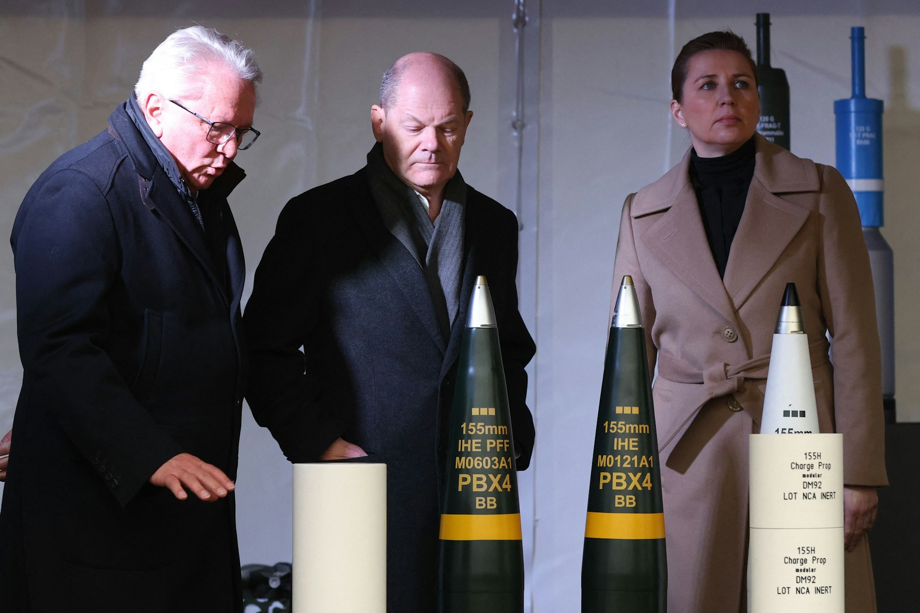 Der Chef des Rüstungskonzerns Rheinmetall, Armin Papperger (l.), mit Bundeskanzler Olaf Scholz und der dänischen Ministerpräsidentin Mette Frederiksen bei der Einweihung einer neuen Waffenfabrik