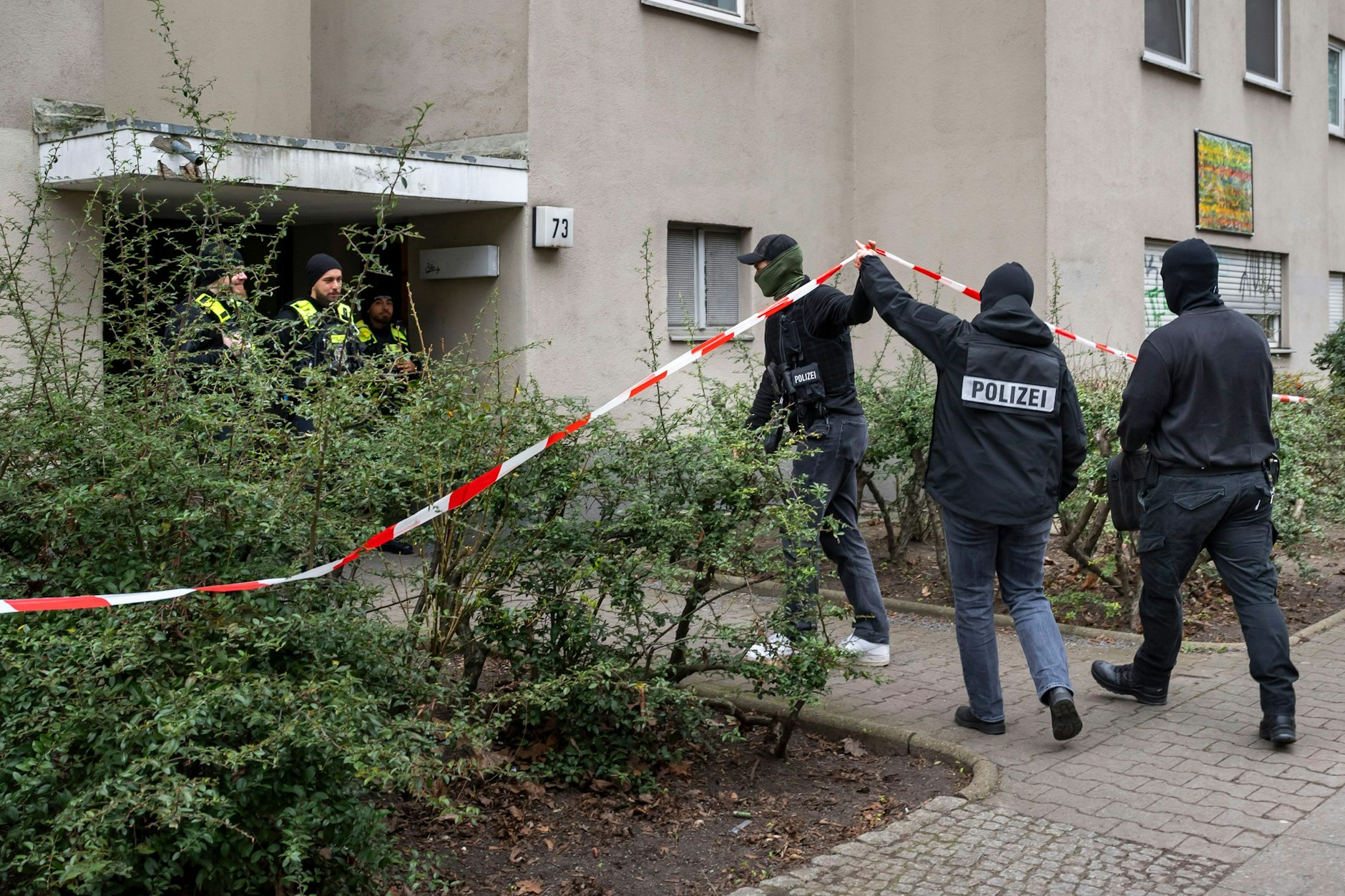Berlin-Kreuzberg: Polizisten ermitteln nach der Festnahme der mutmaßlichen RAF-Terroristin Daniela Klette in einem Wohnhaus in der Sebastianstraße. Dort lebte Klette viele Jahre unerkannt.