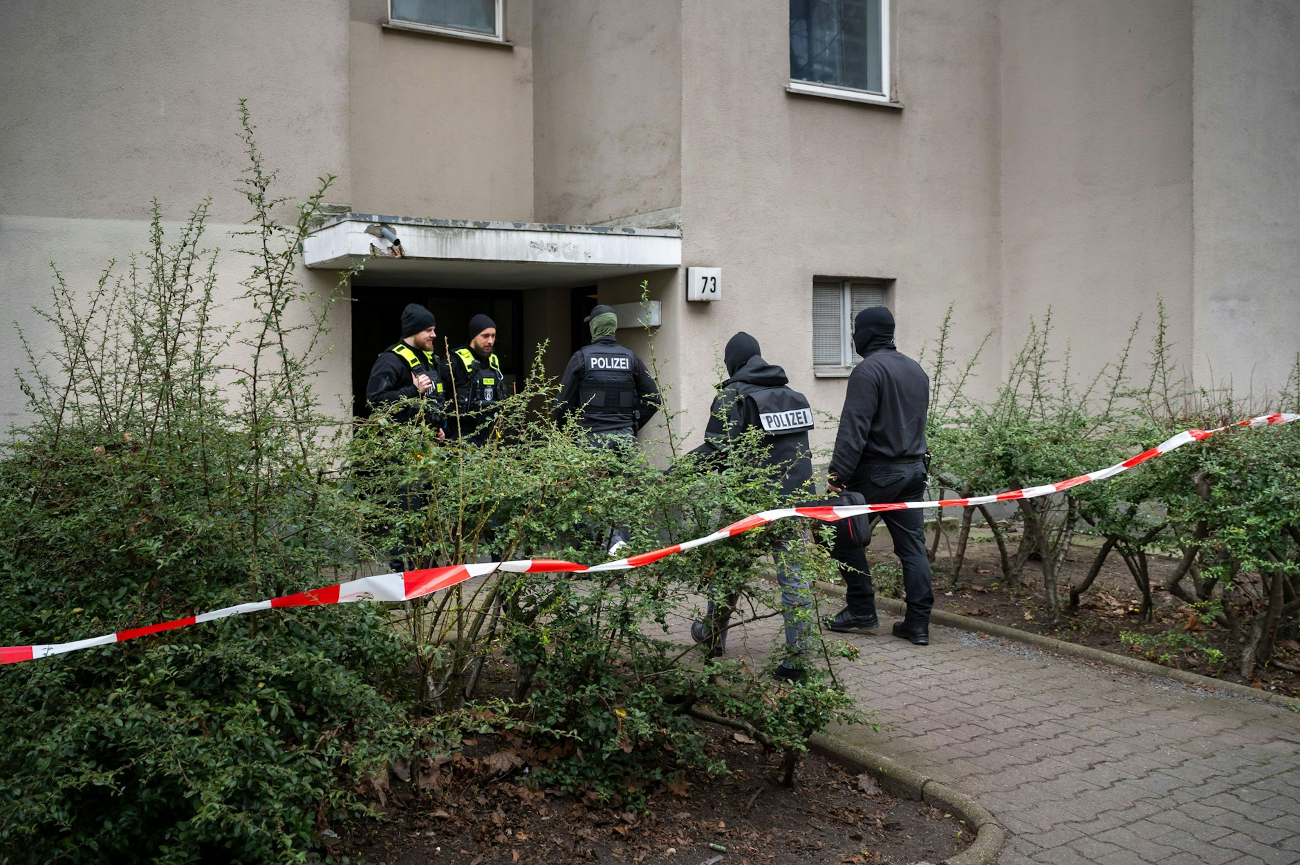 Polizisten vor dem Wohngebäude in der Sebastianstraße
