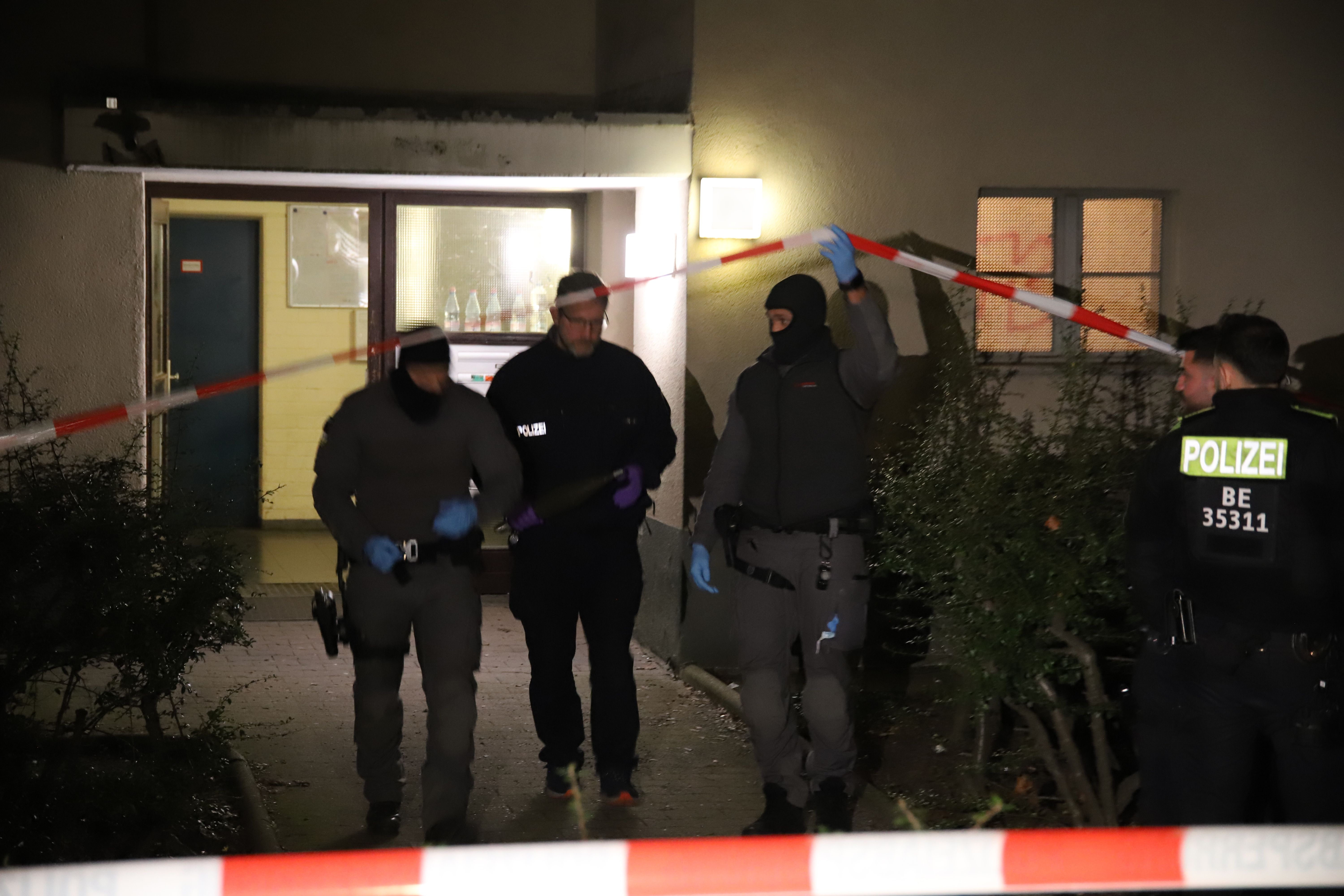 RAF-Terroristin Daniela Klette: Polizei Berlin räumt Wohnhaus wegen Sprengstoffalarm – Granate gefunden